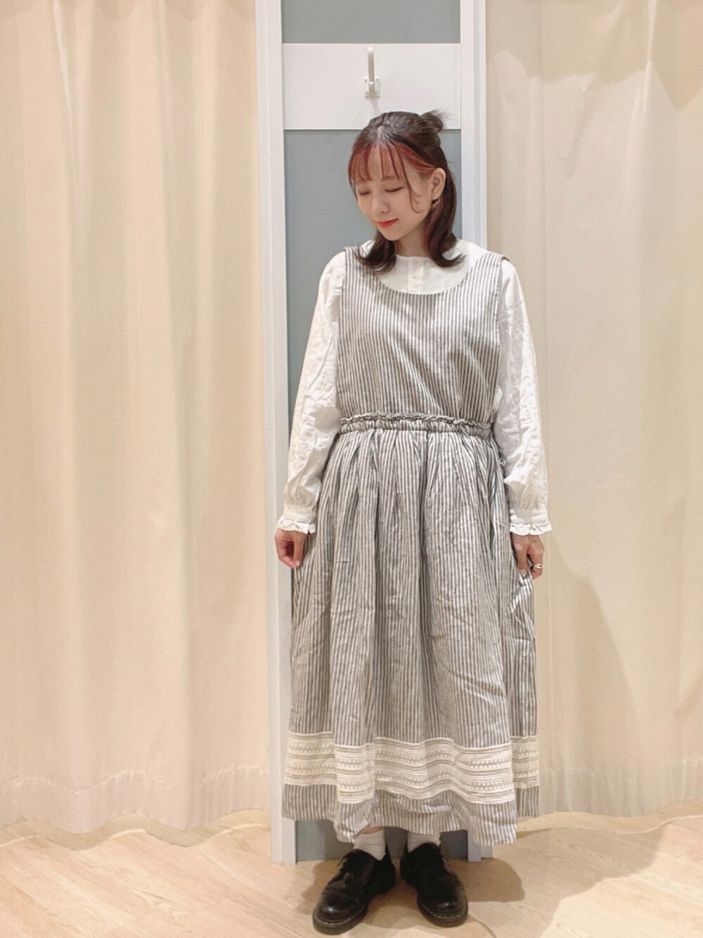 「ナチュラル、SM2、ガーリー、エプロンワンピース、サマンサ モスモス(Samansa Mos2)、Samansa Mos2、ナチュラルガーリー」｜「Dr. MartensのDr.Martens / ドクターマーチン 1461 3EYE GIBSON SHOE 3ホール ギブソン シューズ（ドレスシューズ、ブラック系）」を使った、𝙼 𝙸 𝚈 𝚄さん（レディース・158cm）の秋コーディネートの1枚目の写真