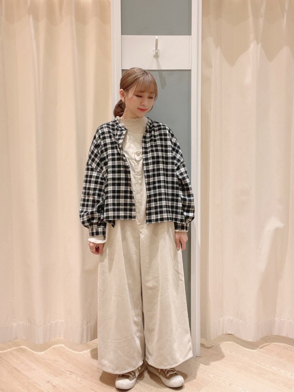 「Samansa Mos2、Samansa Mos2 blue、サマンサモスモスブルー、カジュアル、シンプル、コーデュロイ、サロペット、秋冬コーデ、冬コーデ、チェック」｜「Samansa Mos2 blueのコーデュロイサロペット（サロペット/オーバーオール、ホワイト系）」を使った、𝙼 𝙸 𝚈 𝚄さん（レディース・158cm）の冬コーディネートの1枚目の写真