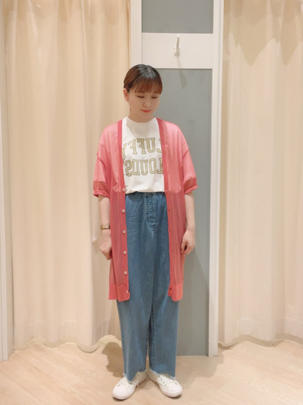 「SM2、Samansa Mos2、サマンサ モスモス(Samansa Mos2)、夏コーデ、カジュアルコーデ、シンプルコーデ、ナチュラル、カーディガン、ロゴT、Tシャツ、デニム、デニムパンツ」｜「Samansa Mos2のデニムイージーテーパードパンツ（デニムパンツ、ブルー系）」を使った、𝙼 𝙸 𝚈 𝚄さん（レディース・158cm）の夏コーディネートの1枚目の写真