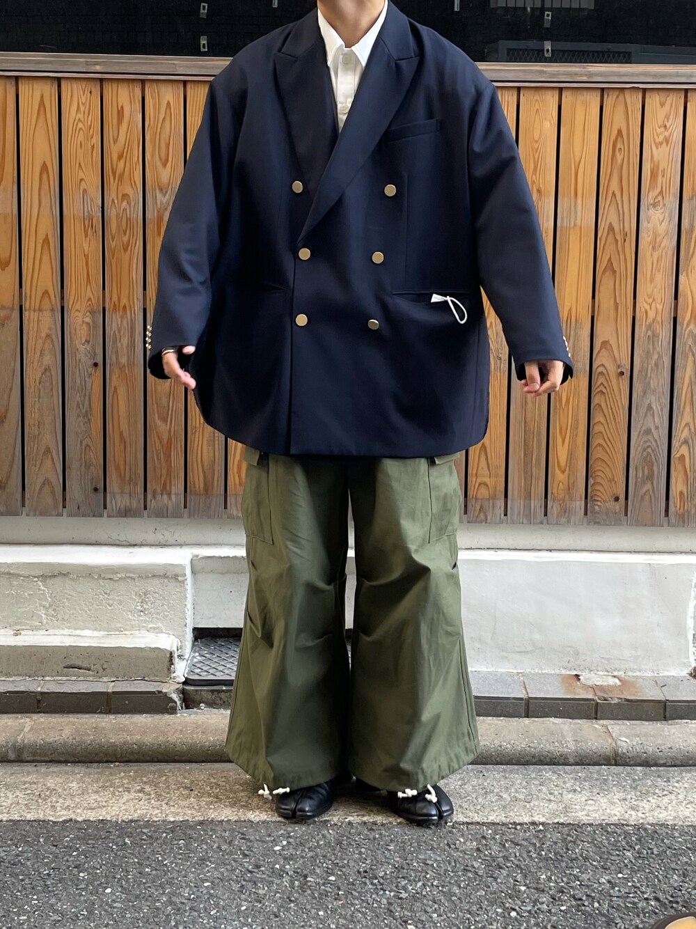 「休日スタイル、秋冬コーデ、おしゃれさんと繋がりたい、セットアップ、テーラードジャケット、足袋ブーツ、マルジェラ、きれいめカジュアル」｜「MAISON SPECIALの《ユニセックスアイテム》CORDURA/コーデュラ ウールピークドラペルプライムオーバー金ボタンダブルブレザー 【MAISON SPECIAL/メゾンスペシャル】■セットアップ対応■（テーラードジャケット、ブルー系）」を使った、S H O K Iさん（メンズ・170cm）の秋コーディネートの1枚目の写真