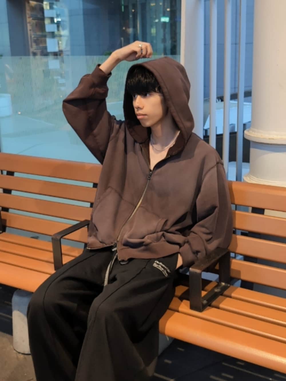 ブラウン系のパーカー、ブラック系のスウェットパンツを着用したメンズの秋コーディネートの1枚目の写真