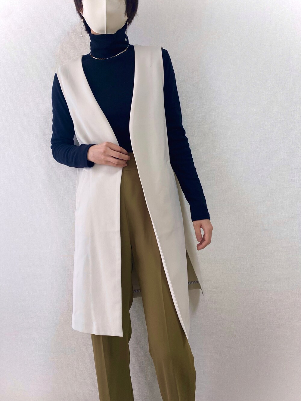 「ジレ、ロングジレ、ベスト、ロングベスト、タートルネック、UNIQLO、オフィスカジュアル、オフィススタイル、パンツスタイル、仕事コーデ、シンプル、シンプルコーデ、ベストスタイル、大人カジュアル、オトナカジュアル」｜「UNIQLOのアイテム（トップス、ブラック系）」を使った、sayaさん（レディース・170cm）の冬コーディネートの1枚目の写真