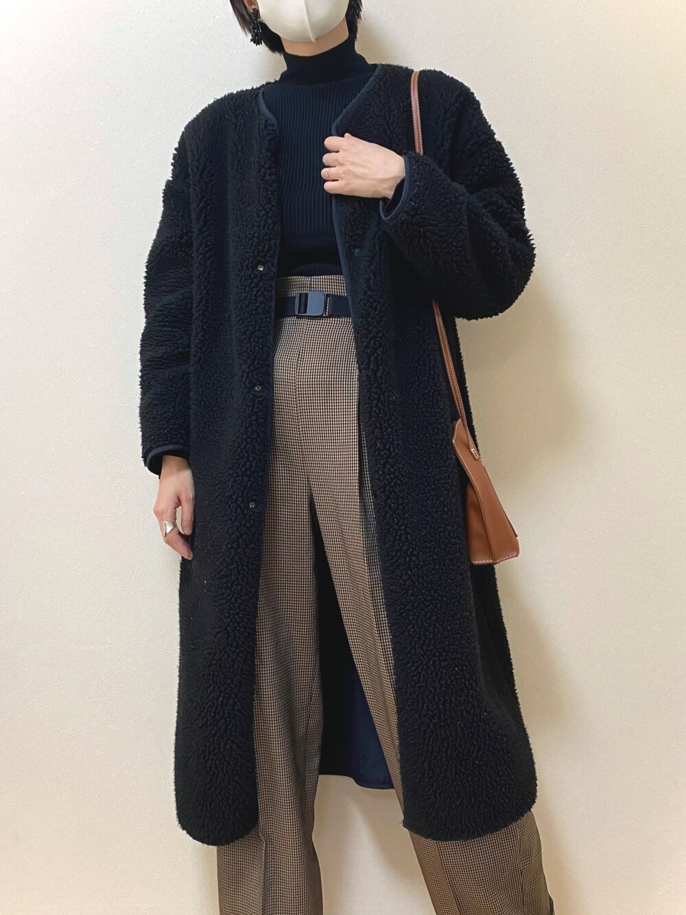 「カジュアル、シンプルコーデ、リバーシブル、チェック、チェックパンツ、3Dニット、UNIQLO、リブハイネックセーター、冬コーデ、フレア、着回しコーデ、大人カジュアル、マメクロゴウチ、ボアジャケット、タートルネック」｜「DHOLICのストラップ付チェックパンツ（その他パンツ、ブラウン系）」を使った、sayaさん（レディース・170cm）の冬コーディネートの1枚目の写真