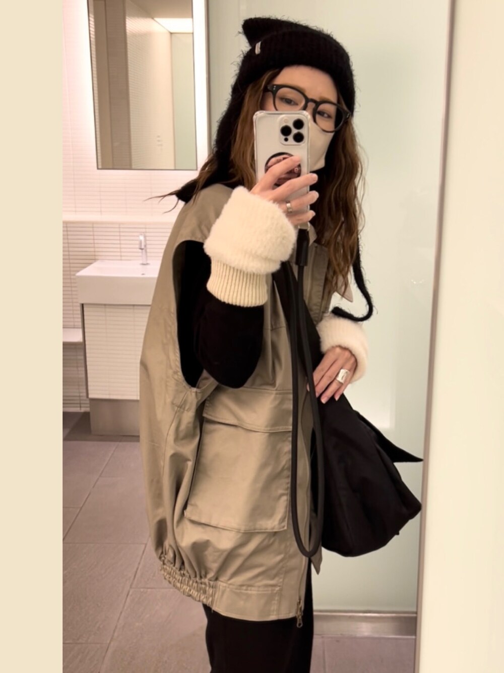 「シンプルコーデ、カジュアルコーデ、大人カジュアル、大人かわいい、ネコ、ニット帽、ワンピース、ベスト、CFT.、モノトーン、メガネ女子、ニットワンピース、ジャーマントレーナー、休日スタイル、アームウォーマー」｜「OVERRIDEのOVERRIDE KNIT FLUFFY CAT GUIDE（ニットキャップ/ビーニー、ブラック系）」を使った、M★★★さん（骨格ストレート・レディース・156cm）の冬コーディネートの1枚目の写真
