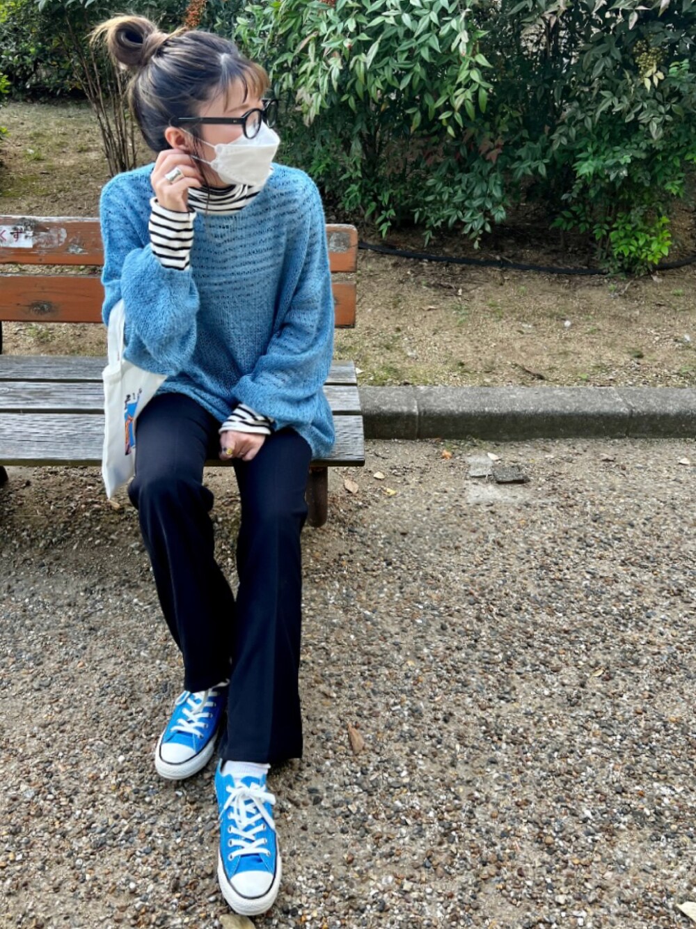 「シンプルコーデ、カジュアルコーデ、大人カジュアル、ブルー、スニーカー、ボーダー、休日コーデ、秋服コーデ、レイヤードスタイル、カラーコーデ、ママコーデ、パンツスタイル、メガネ女子、フレアパンツ、センタープレス」｜「SOMETHINGのSOMETHING センタープレスハイウエストフレアトラウザーパンツ（その他パンツ、ブラック系）」を使った、M★★★さん（骨格ストレート・レディース・156cm）の秋コーディネートの1枚目の写真