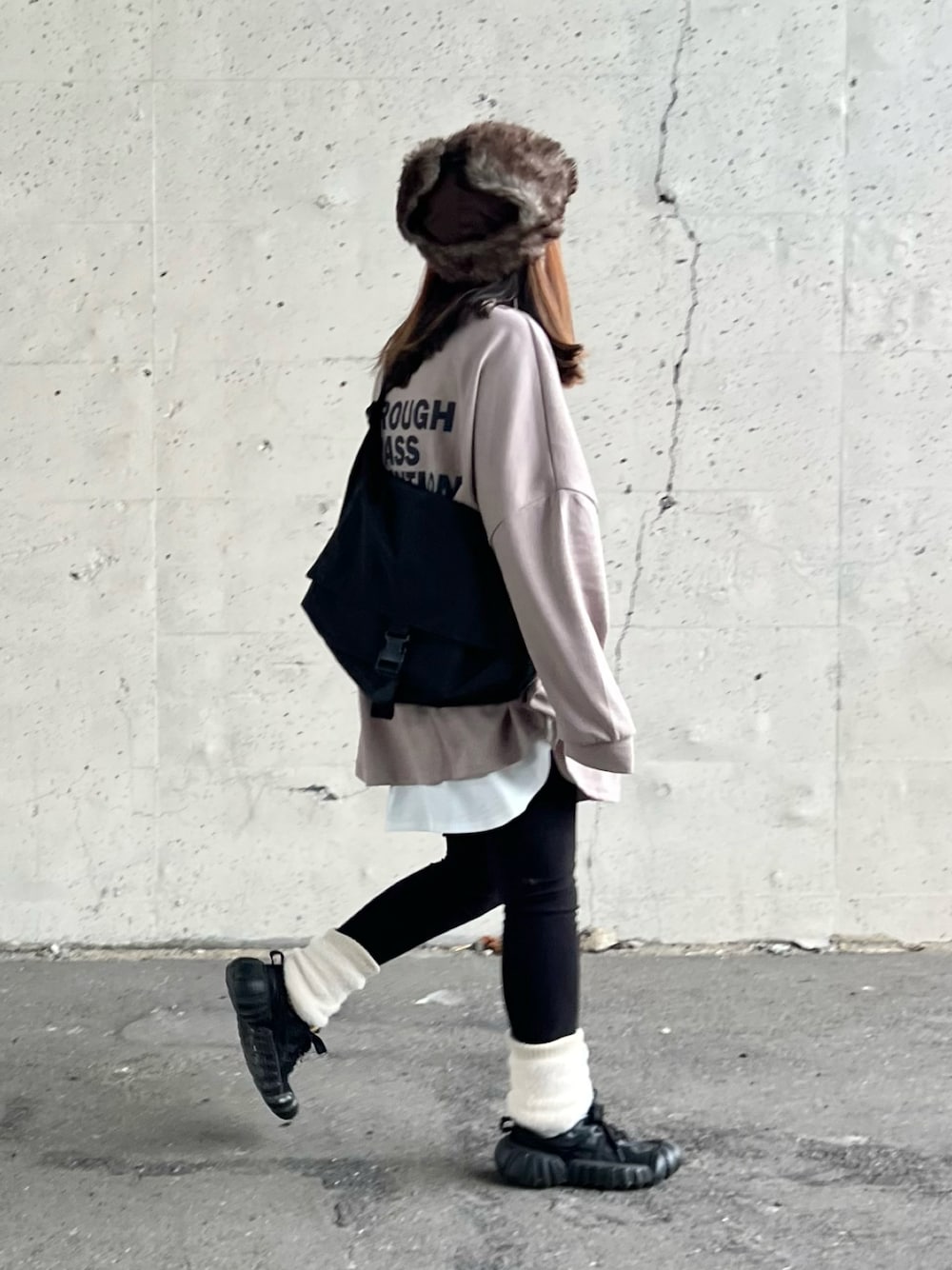 グレー系のスウェット、ホワイト系のキャミソール、ブラック系のスニーカーを着用したレディースの秋コーディネートの1枚目の写真