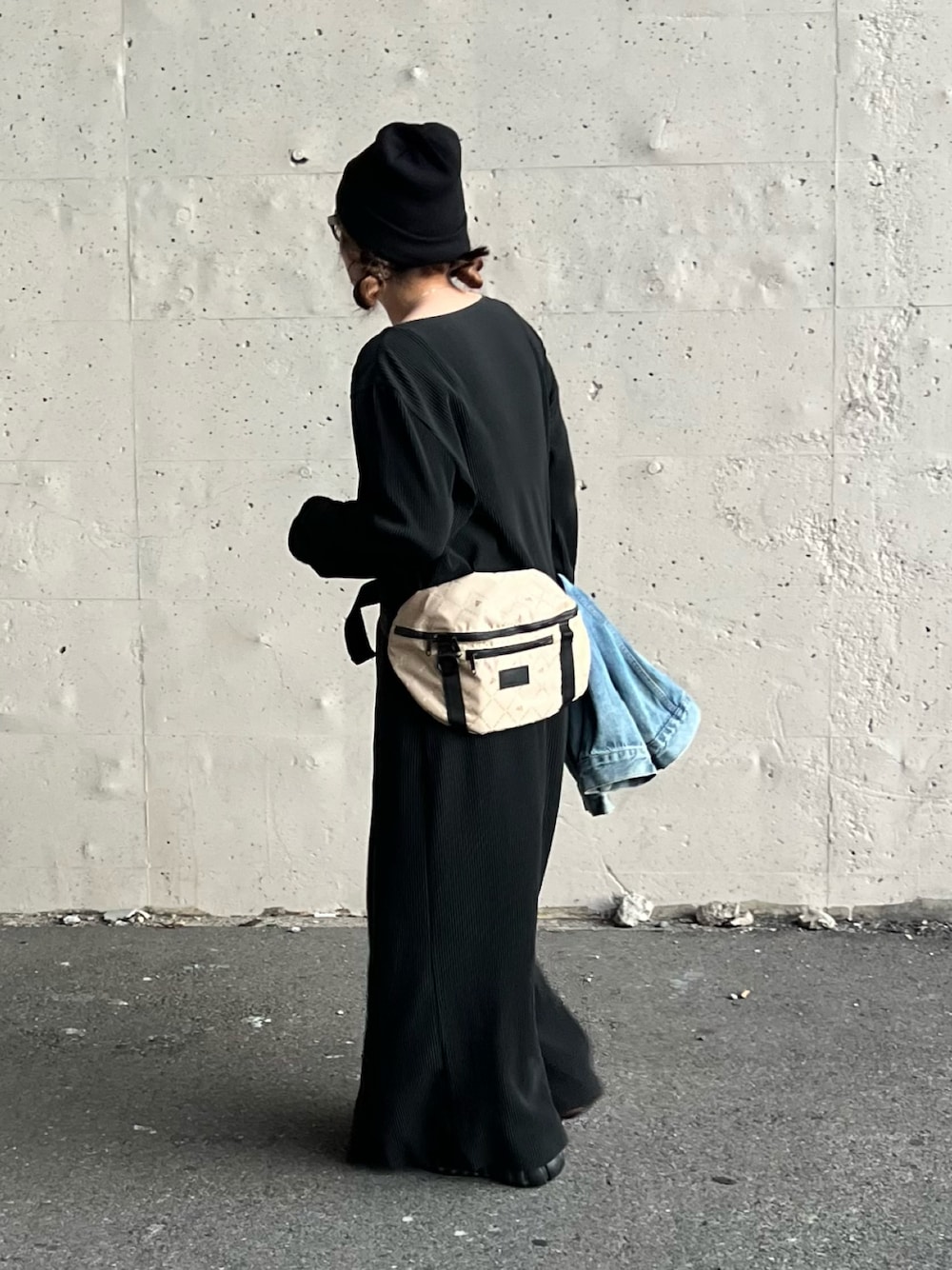 ブラック系のワンピース、ブルー系のデニムジャケット、ブラック系のスニーカーを着用したレディースの秋コーディネートの1枚目の写真