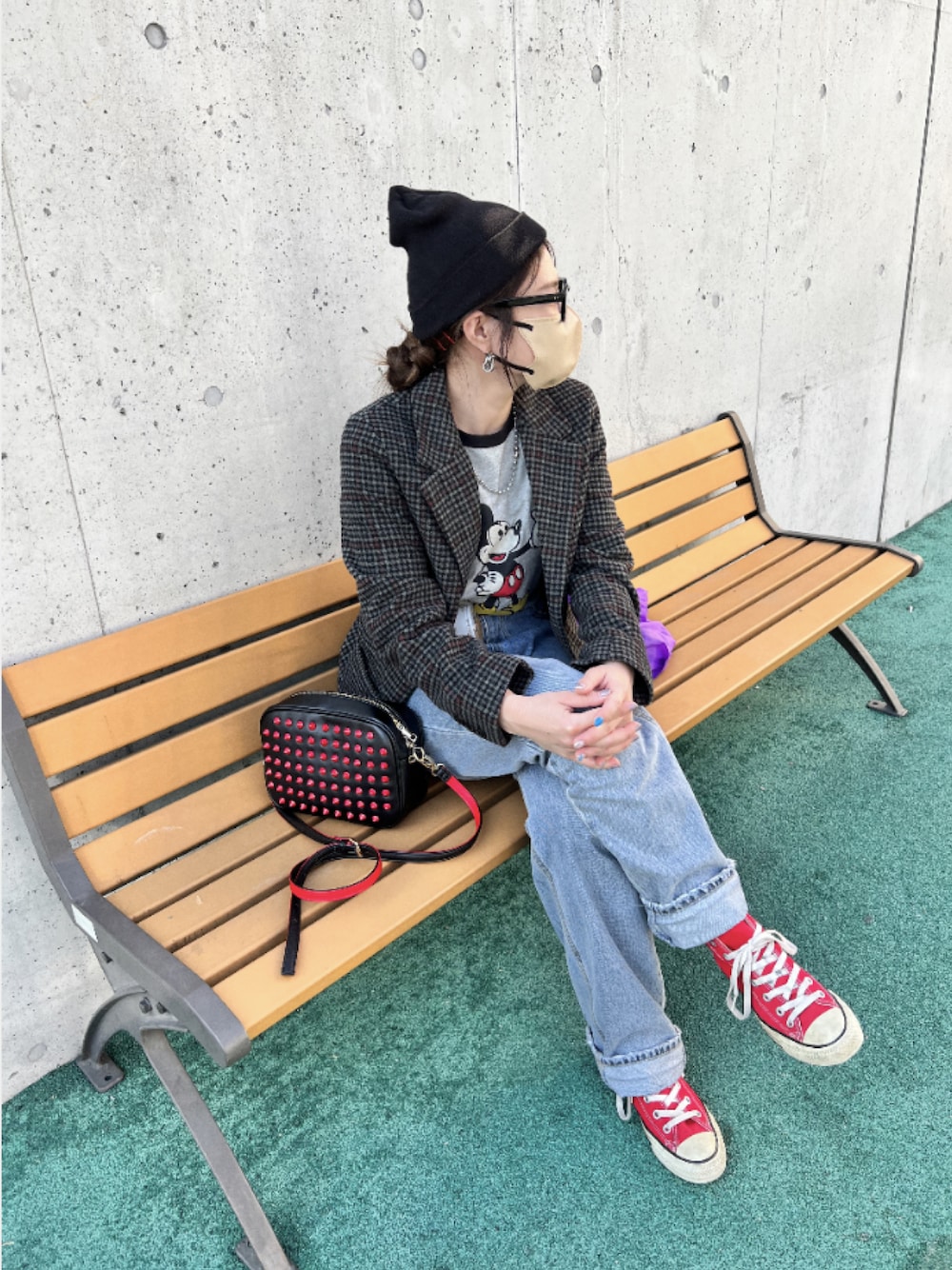 「シンプルコーデ、カジュアルコーデ、大人カジュアル、ショルダーバッグ、スタッズ、赤、ミッキー、UNIQLO、休日スタイル、デニム、春コーデ、チェック、ジャケット、ゆるコーデ、ニット帽」｜「KINGS&QUEENS NEW YORKの【KINGS＆QUEENS NEW YORK】SHOULDER BAG（ショルダーバッグ、ブラック系）」を使った、M★★★さん（骨格ストレート・レディース・156cm）の春コーディネートの1枚目の写真
