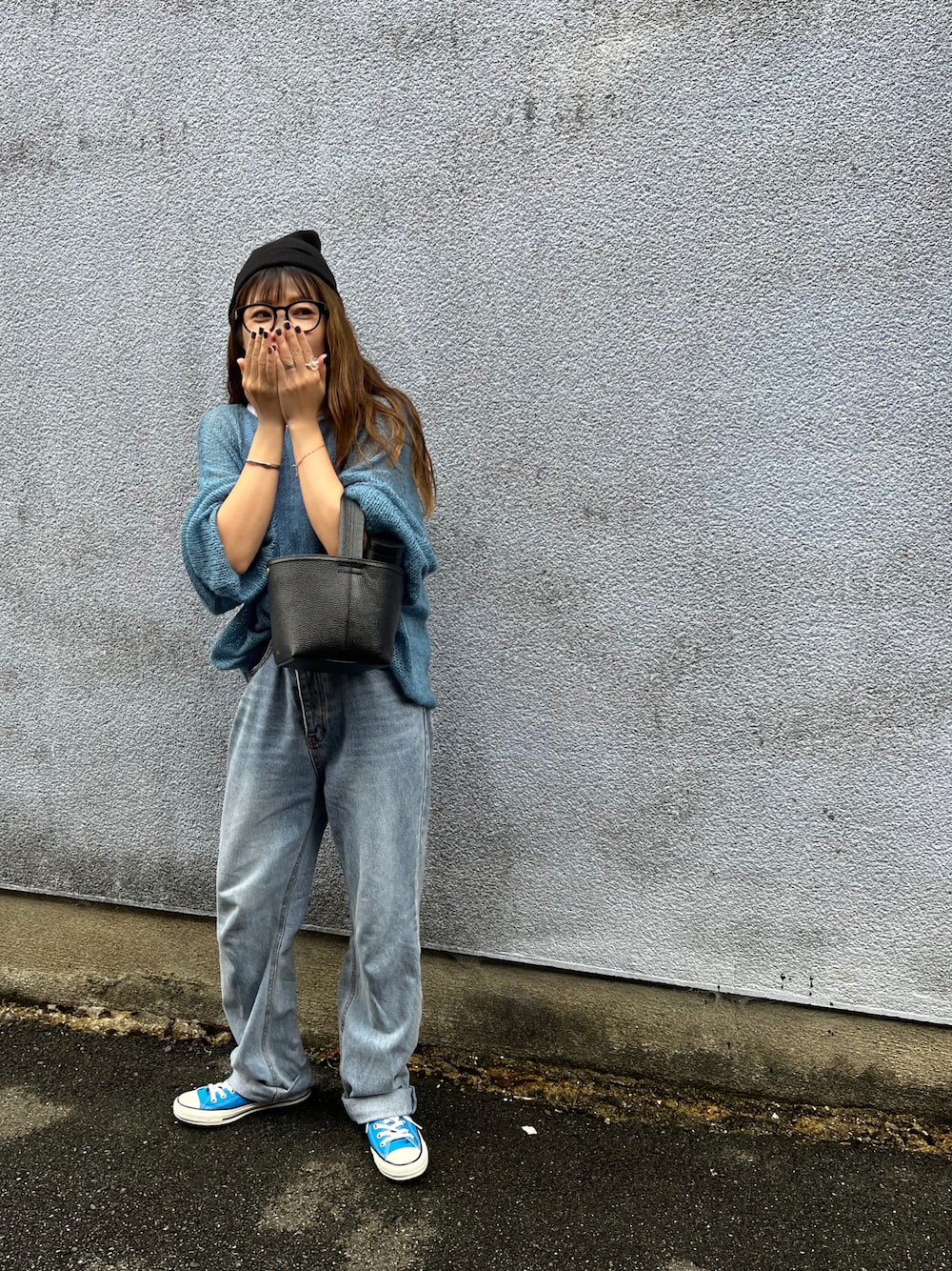 ブルー系のニット/セーター、ホワイト系のタンクトップ、ブルー系のデニムパンツを着用したレディースの秋コーディネートの1枚目の写真