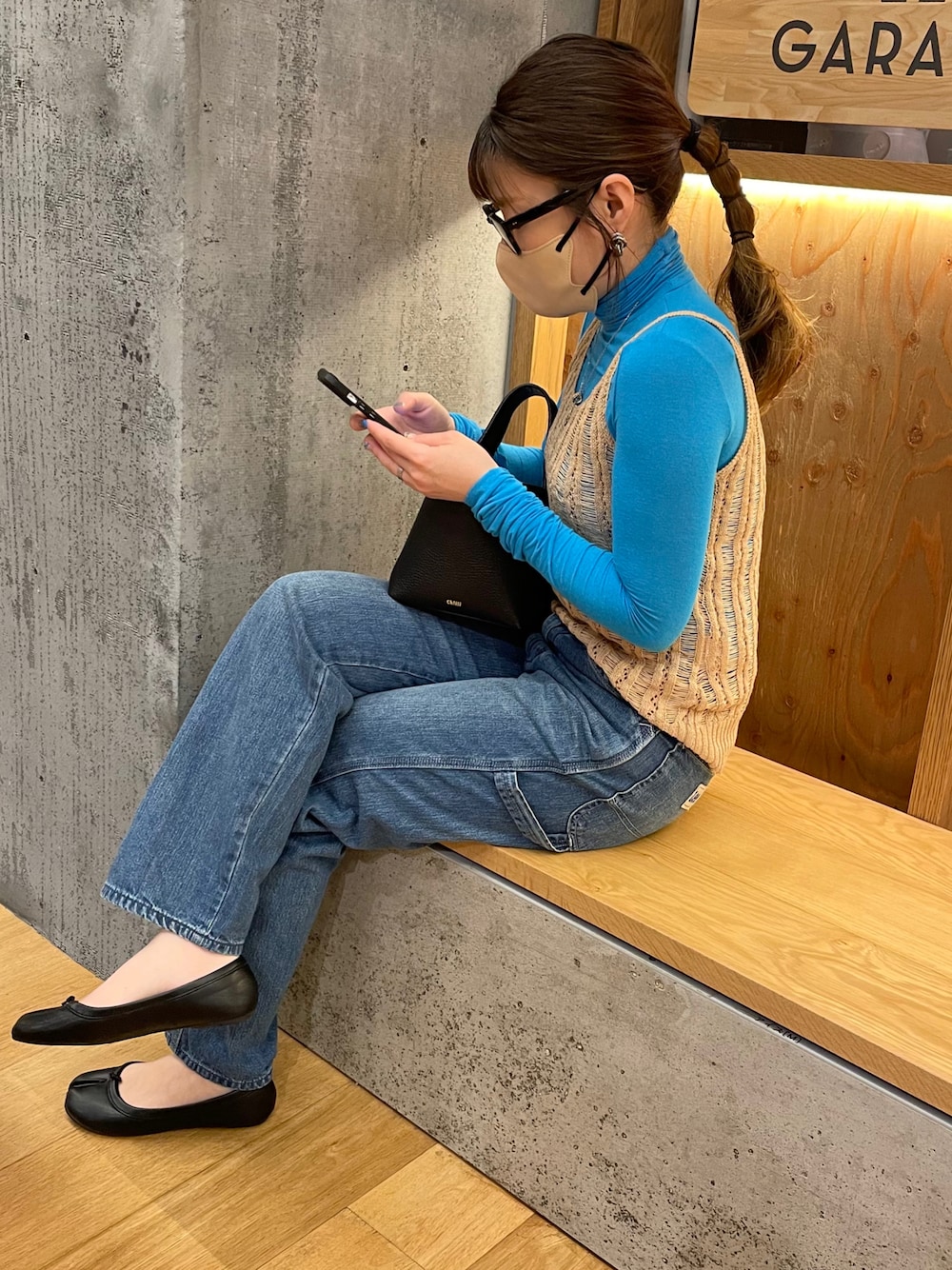 「大人カジュアル、シンプルコーデ、レイヤードスタイル、春コーデ、カラーコーデ、LEE、デニムパンツ、ペインターパンツ、sanself、chiiiibag、ブルー、ベージュ、足袋バレエ、メガネ女子、休日スタイル」｜「Leeのペインター ワイドデニムパンツ（デニムパンツ、ブルー系）」を使った、M★★★さん（骨格ストレート・レディース・156cm）の春コーディネートの1枚目の写真