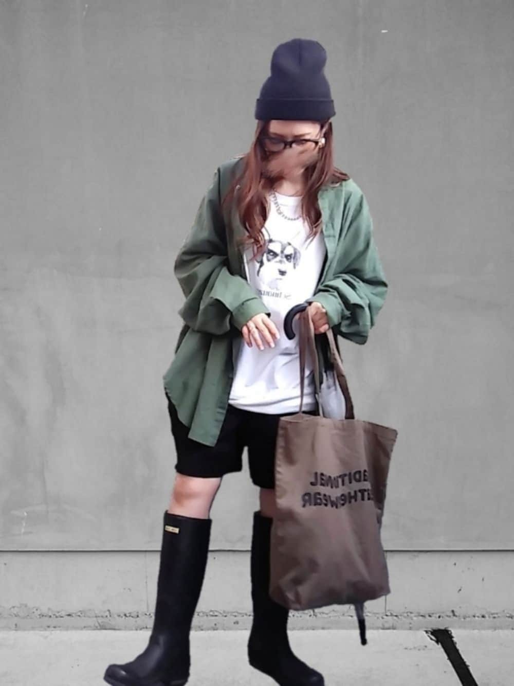 「シンプルコーデ、雨の日コーデ、ボリューム袖、グリーン、ゆるコーデ、ラフ、シャツスタイル、ロンT、プリントT、メガネ女子、ニット帽、トートバッグ、ロゴトート、ハーフパンツ、楽チンコーデ」｜「GUのアイテム（その他パンツ、ブラック系）」を使った、M★★★さん（レディース・156cm）の秋コーディネートの1枚目の写真