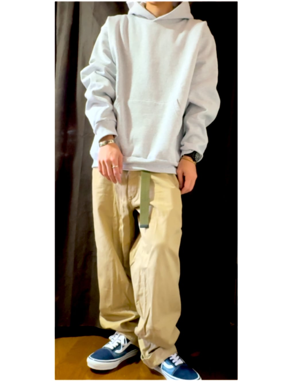 ブルー系のスニーカー、グレー系のパーカーを着用したメンズの春コーディネートの1枚目の写真