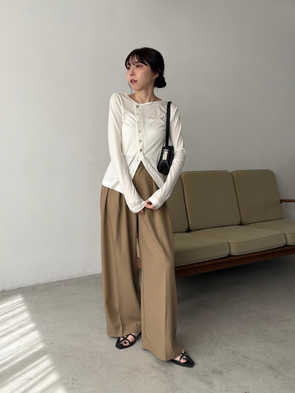 「ロンT、アシンメトリー、ワイドパンツ、淡色コーデ、春コーデ、シアートップス、大人カジュアル、オトナ女子、休日スタイル、シンプルスタイル」｜「CAPRICIEUX LE'MAGEのアシメボタンカーデ風ロンT（Tシャツ/カットソー、ホワイト系）」を使った、mana_lemageさん（レディース・161cm）の春コーディネートの1枚目の写真