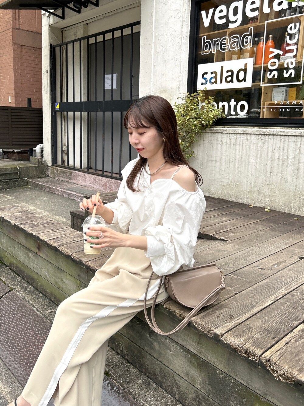 「休日スタイル、韓国ファッション、淡色コーデ、お出かけコーデ、シンプルコーデ、アシメ、シャツスタイル、ラインパンツ、ポインテッドトゥ、大人カジュアル、オトナ女子」｜「CAPRICIEUX LE'MAGEのアシメシャツ（シャツ/ブラウス、ホワイト系）」を使った、mana_lemageさん（レディース・161cm）の夏コーディネートの3枚目の写真
