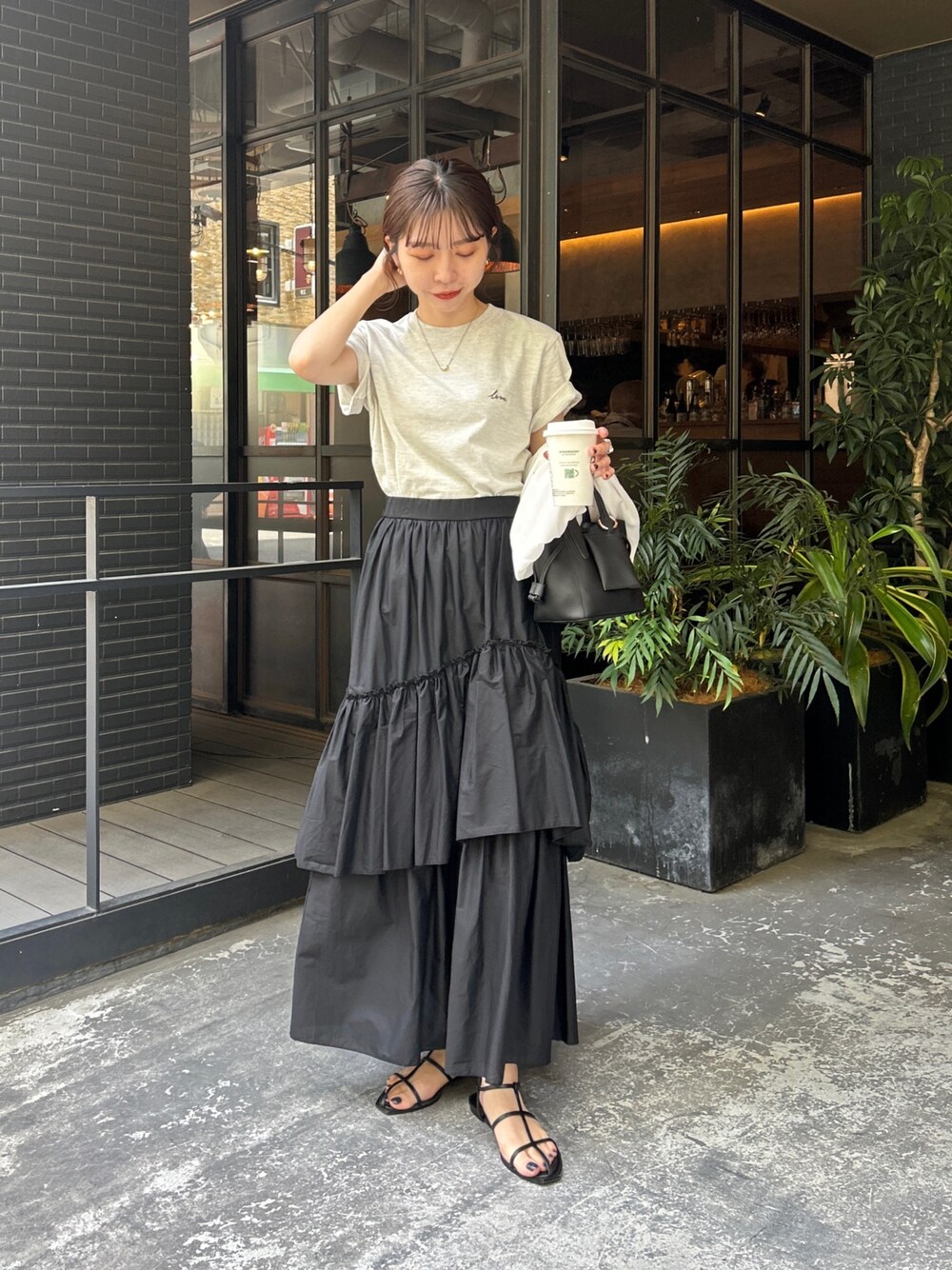 「初夏コーデ、モノトーン、休日スタイル、シンプルコーデ、お出かけコーデ、ティアードスカート、アシメ、Tシャツ、ロゴT、夏コーデ、大人カジュアル、オトナ女子」｜「CAPRICIEUX LE'MAGEの1ポイントLEMAGE Tシャツ（Tシャツ/カットソー、ベージュ系）」を使った、mana_lemageさん（レディース・161cm）の夏コーディネートの1枚目の写真