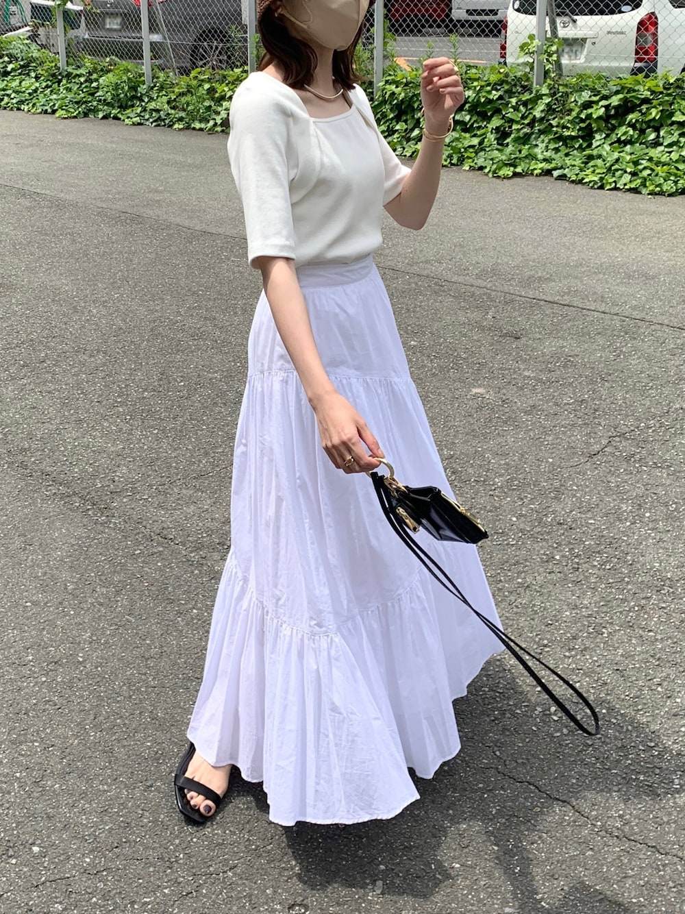 「タックイン、モノトーン、リブT、ギャザースカート、ホワイト、オールホワイト、夏コーデ、シンプルコーデ、オトナ女子、淡色コーデ、休日スタイル、ワントーンコーデ、バケットハット」｜「CAPRICIEUX LE'MAGEのボレロレイヤード風リブTシャツ（Tシャツ/カットソー、ホワイト系）」を使った、mana_lemageさん（レディース・161cm）の春コーディネートの4枚目の写真