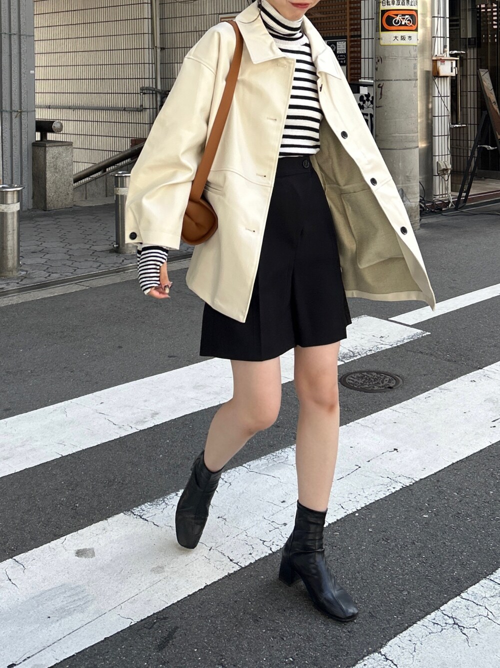 ホワイト系のその他アウター、ホワイト系のニット/セーター、ベージュ系のショルダーバッグを着用したレディースの秋コーディネートの2枚目の写真