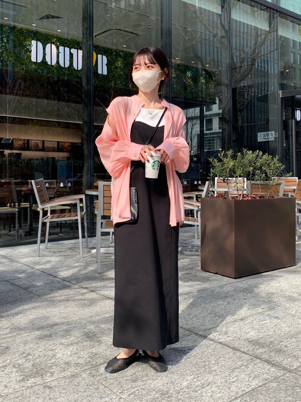 「ほめられ本命コーデ、ビビッドカラー、春色、レイヤードスタイル、キャミワンピ、ピンク、カラーコーデ、オトナ女子、大人カジュアル、休日スタイル、カラーシャツ」｜「CAPRICIEUX LE'MAGEのビスチェ風キャミワンピース（ワンピース、ブラック系）」を使った、mana_lemageさん（レディース・161cm）の冬コーディネートの1枚目の写真