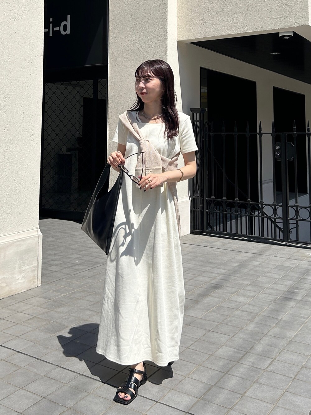 「ワンピース、レイヤードスタイル、たすき掛け、淡色コーデ、夏コーデ、ベージュ、休日スタイル、オトナ女子、大人カジュアル、ラクチンコーデ」｜「CAPRICIEUX LE'MAGEの【サイズ展開あり】スクエアネックカットワンピース（ワンピース、ホワイト系）」を使った、mana_lemageさん（レディース・161cm）の夏コーディネートの1枚目の写真