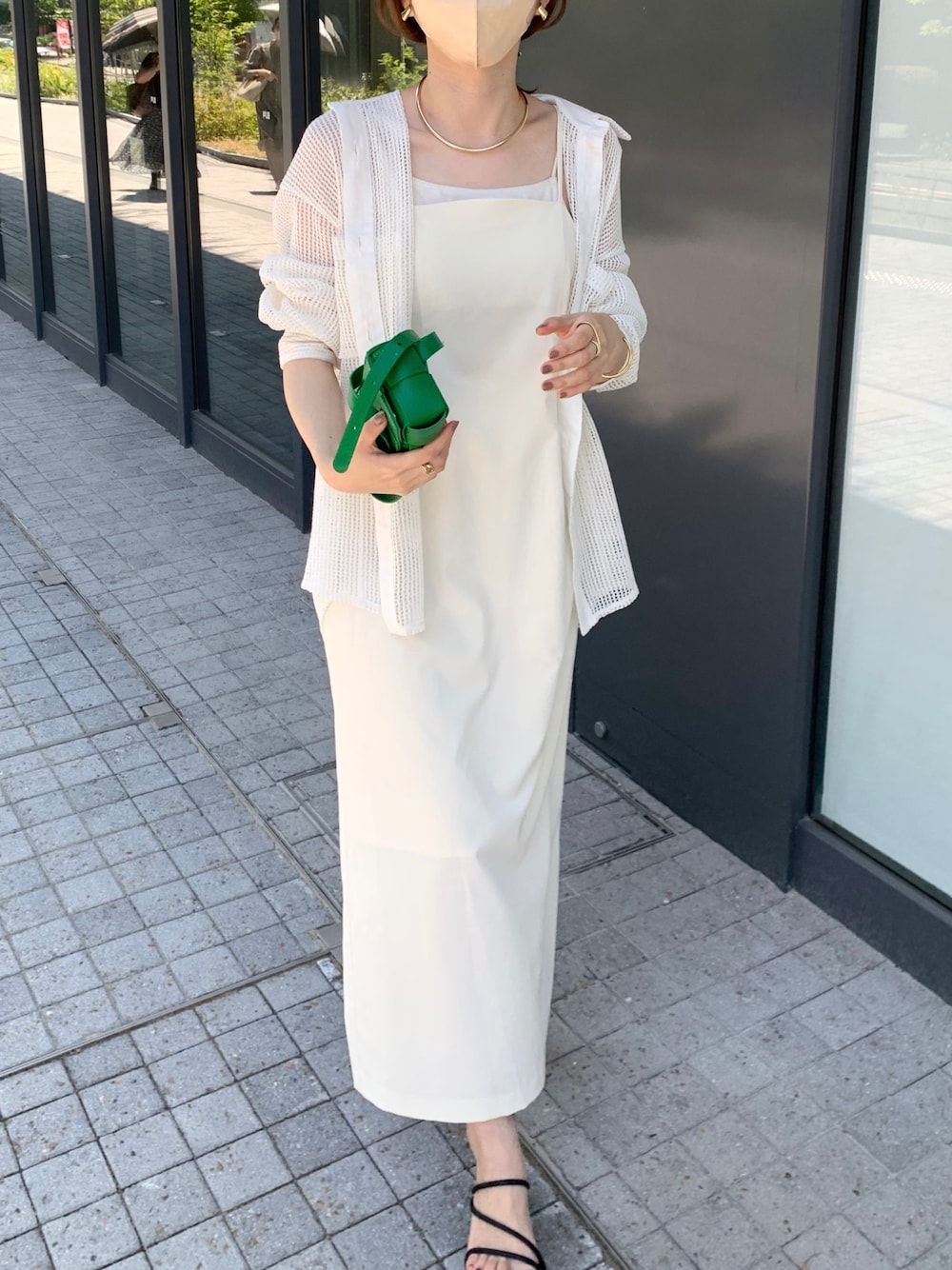 ホワイト系のワンピース、グリーン系のボディバッグ/ウエストポーチ、ホワイト系のシャツ/ブラウスを着用したレディースの夏コーディネートの2枚目の写真