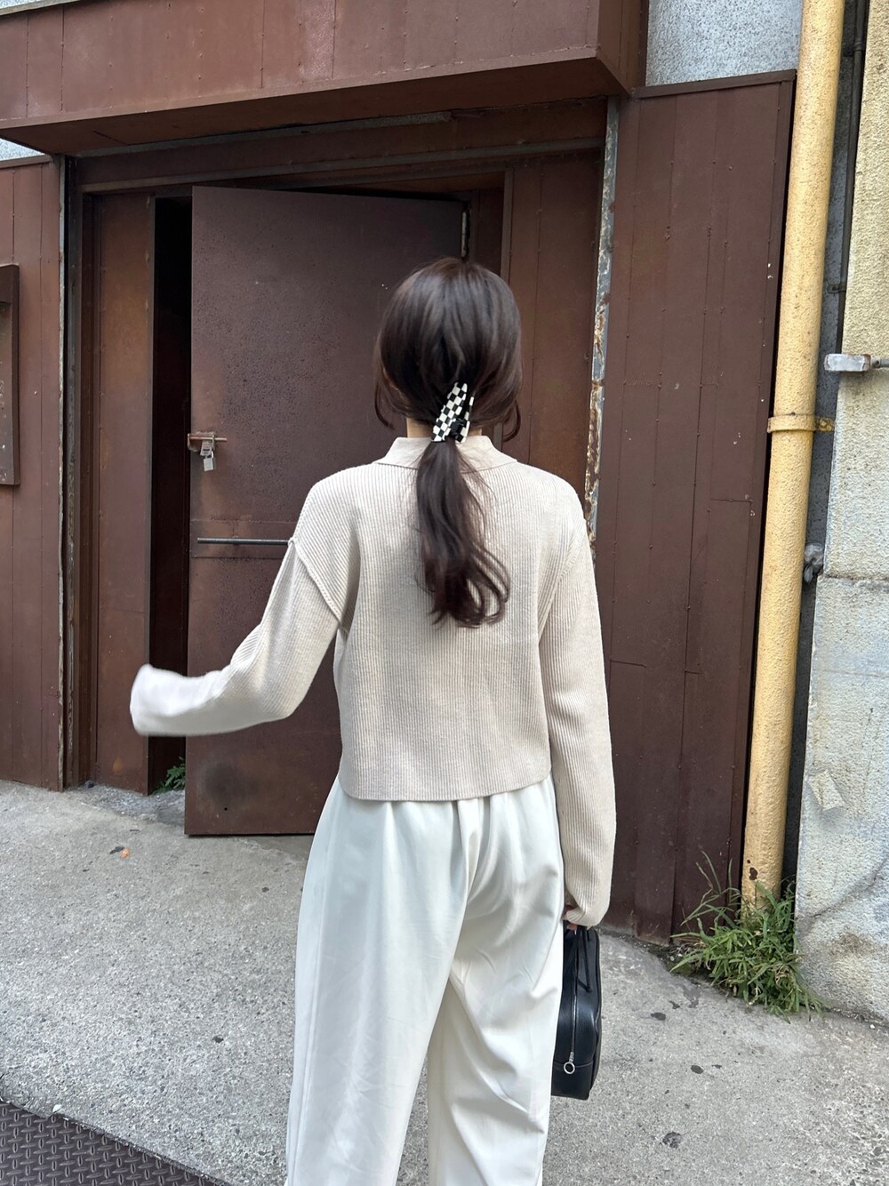 「カーティガン、淡色コーデ、ワイドパンツ、韓国ファッション、休日スタイル、マイベストコーデ2023、お出かけコーデ、ワントーンコーデ、オトナ女子、大人カジュアル、シンフルコーデ」｜「CAPRICIEUX LE'MAGEの襟付カーディガン（カーディガン/ボレロ、ベージュ系）」を使った、mana_lemageさん（レディース・161cm）の冬コーディネートの3枚目の写真