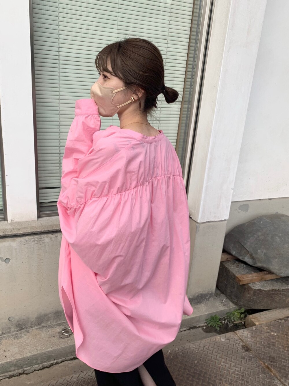 「ピンク、ピンクコーデ、キャミワンピ、レイヤードスタイル、シンプルコーデ、春コーデ、パステル映える春、シャツスタイル、大人カジュアル、韓国ファッション」｜「CAPRICIEUX LE'MAGEのヨークギャザーロングシャツ（シャツ/ブラウス、ピンク系）」を使った、mana_lemageさん（レディース・161cm）の春コーディネートの3枚目の写真