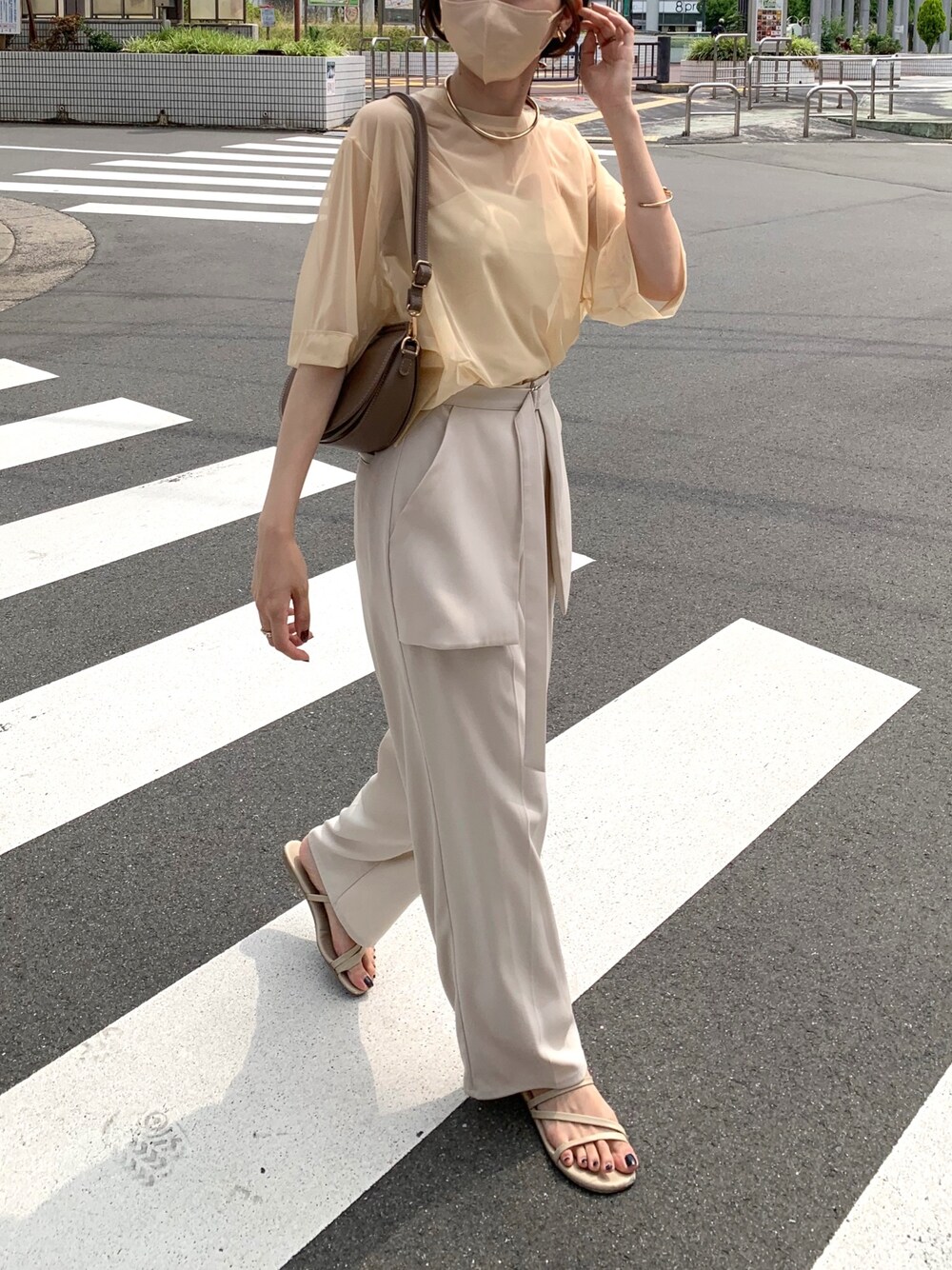 ベージュ系のTシャツ/カットソー、ホワイト系のその他パンツ、その他のその他を着用したレディースの夏コーディネートの2枚目の写真