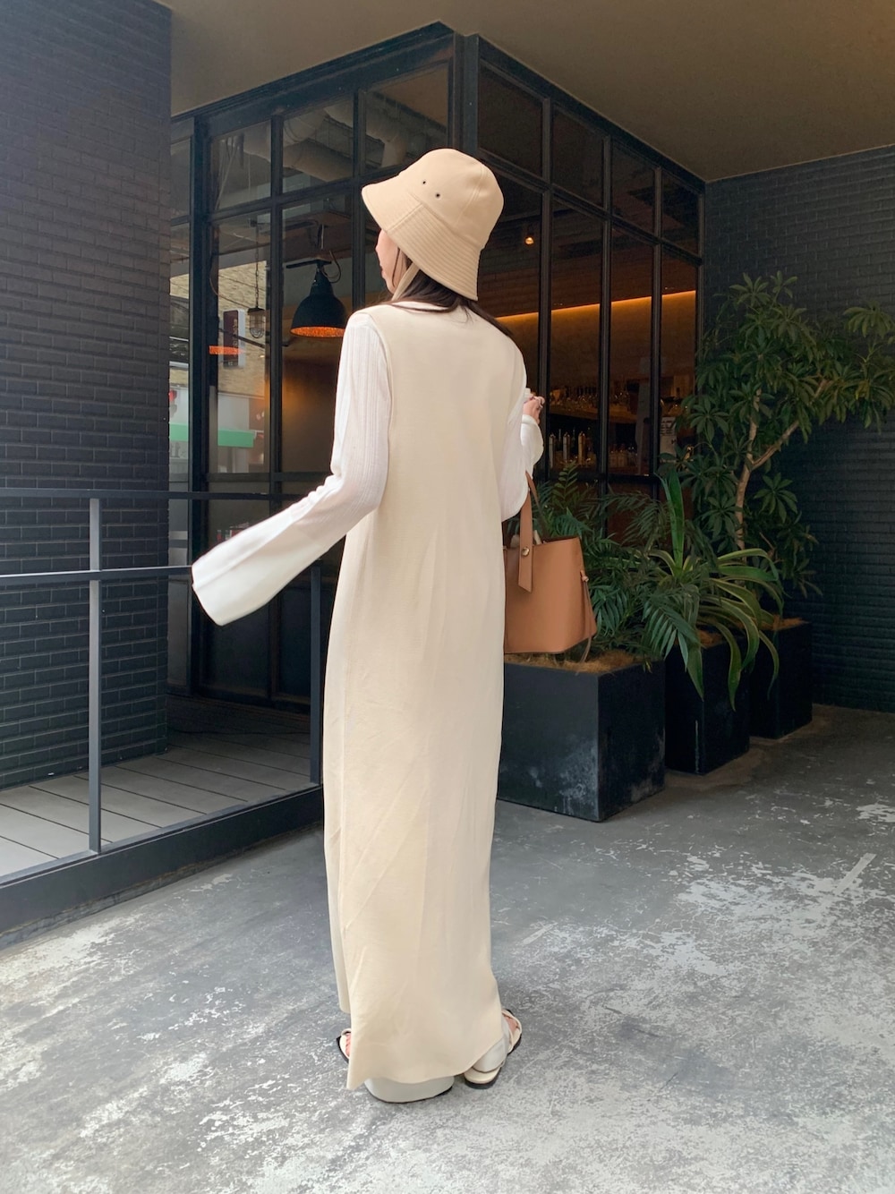 「春服みてみて、スクエアバッグ、休日スタイル、春コーデ、ワンピース、ジレ、フレアスリーブ、レイヤードスタイル、ワントーンコーデ、淡色コーデ、ロングワンピース、オトナ女子、大人カジュアル」｜「CAPRICIEUX LE'MAGEのフレアスリーブシアープルオーバー（ニット/セーター、ホワイト系）」を使った、mana_lemageさん（レディース・161cm）の春コーディネートの2枚目の写真