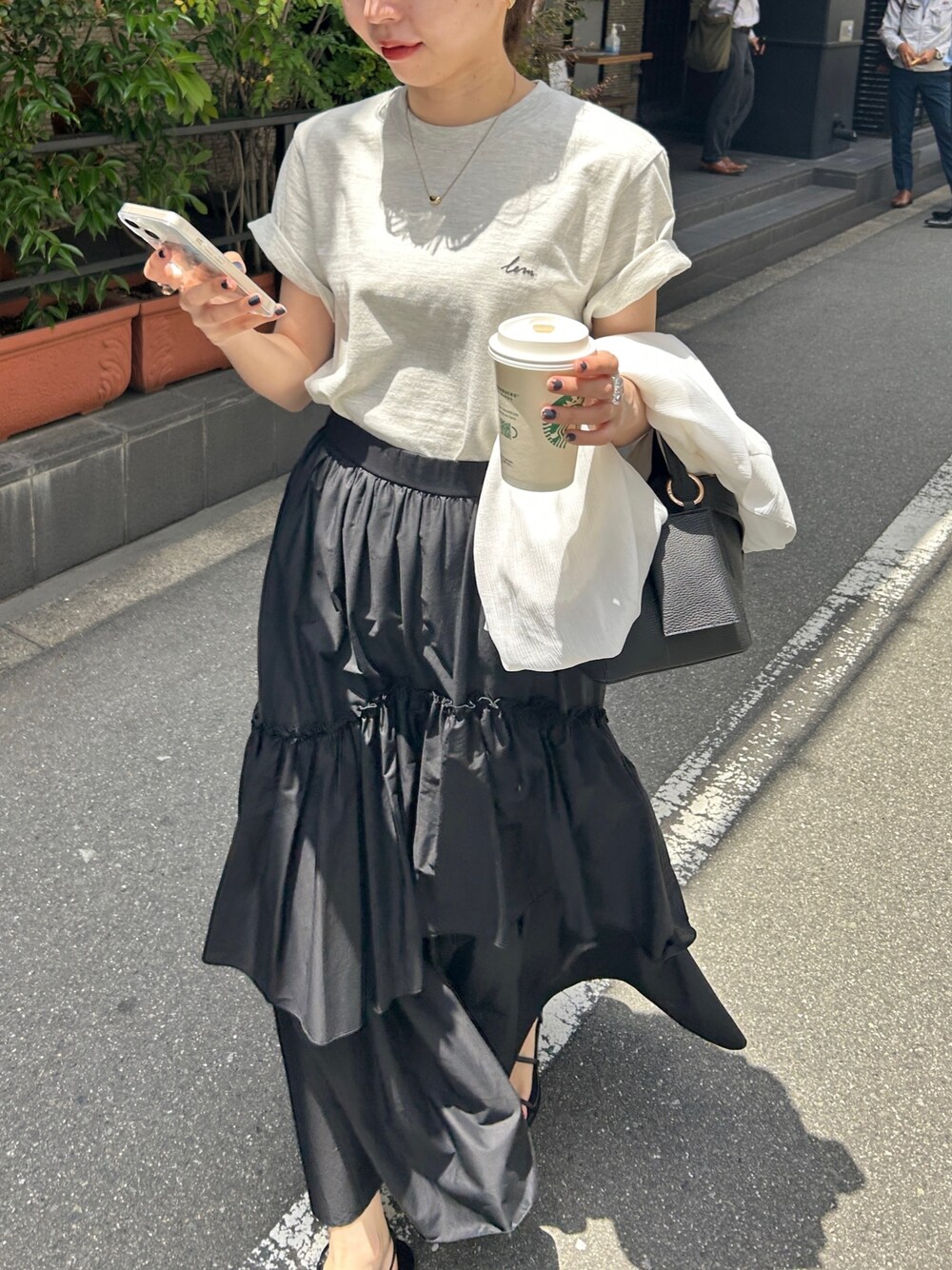 「初夏コーデ、モノトーン、休日スタイル、シンプルコーデ、お出かけコーデ、ティアードスカート、アシメ、Tシャツ、ロゴT、夏コーデ、大人カジュアル、オトナ女子」｜「CAPRICIEUX LE'MAGEの1ポイントLEMAGE Tシャツ（Tシャツ/カットソー、ベージュ系）」を使った、mana_lemageさん（レディース・161cm）の夏コーディネートの2枚目の写真