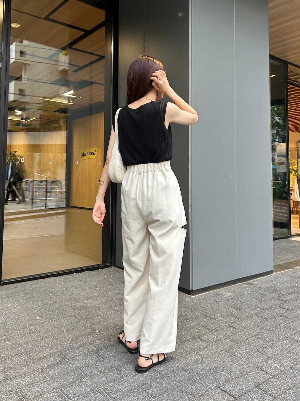 「モノトーン、シアートップス、夏コーデ、休日スタイル、韓国ファッション、お出かけコーデ、スリットパンツ、ノースリーブ、大人カジュアル、オトナ女子」｜「CAPRICIEUX LE'MAGEのインナーSETシアータンク（ニット/セーター、ブラック系）」を使った、mana_lemageさん（レディース・161cm）の夏コーディネートの3枚目の写真