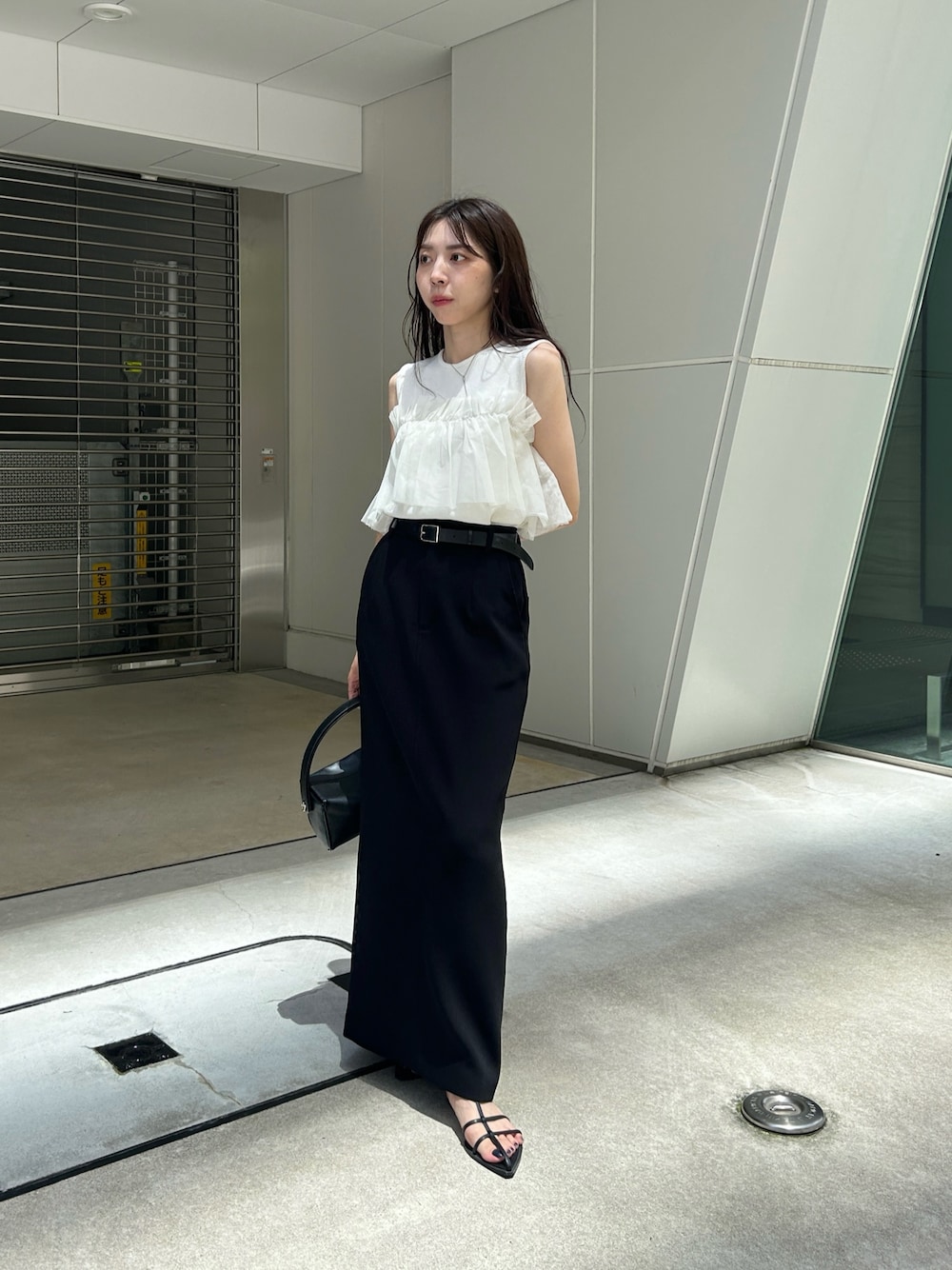 「休日スタイル、きれいめカジュアル、シンプル、夏コーデ、モノトーン、チュール、ノースリーブ、タイトスカート、オトナ女子、サンダル」｜「CAPRICIEUX LE'MAGEのベアチュールドッキングニット（ニット/セーター、ホワイト系）」を使った、mana_lemageさん（レディース・161cm）の夏コーディネートの1枚目の写真