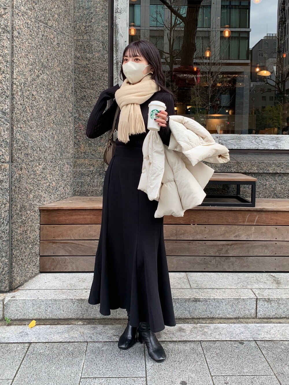 「きれいめカジュアル、冬コーデ、ニット、マーメイドスカート、ワントーンコーデ、レイヤードスタイル、私の推しブランド、シンプルコーデ、マフラー、ブラックコーデ、オトナ女子、大人カジュアル」｜「CAPRICIEUX LE'MAGEの〈新色追加/アイボリー・モカ・ベージュ〉ストレッチハイウエストマーメイドスカート（スカート、ブラック系）」を使った、mana_lemageさん（レディース・161cm）の冬コーディネートの1枚目の写真