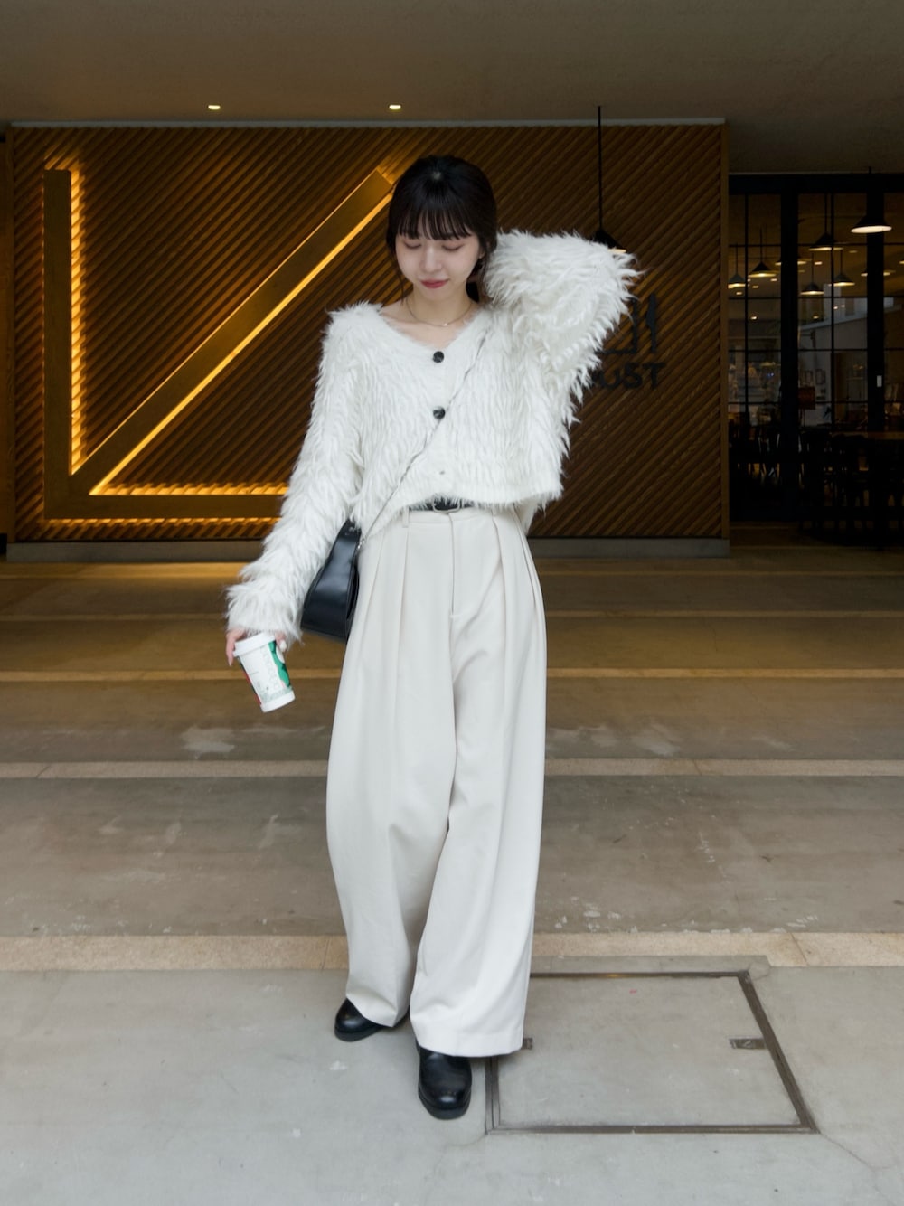 「冬コーデ、ホワイトコーデ、クリスマスに着たい服、マイベストコーデ2024、ニット、カーディガン、休日スタイル、きれいめカジュアル、大人カジュアル、オトナ女子」｜「CAPRICIEUX LE'MAGEのフリンジVカーディガン（カーディガン/ボレロ、ホワイト系）」を使った、mana_lemageさん（レディース・161cm）の冬コーディネートの1枚目の写真