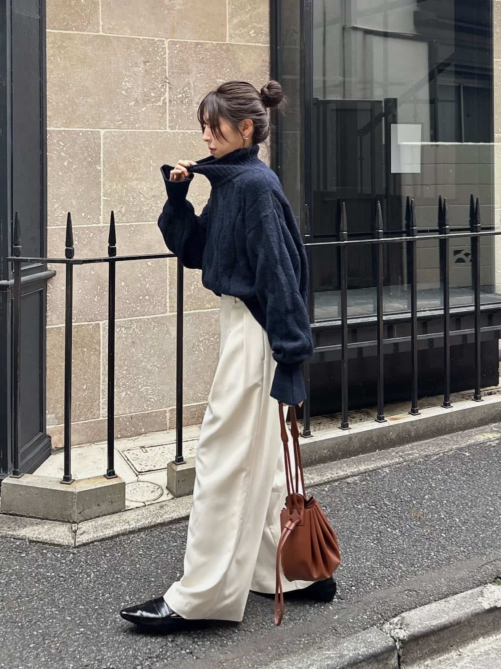 ブルー系のニット/セーター、ブラック系のローファー、ブラウン系のショルダーバッグを着用したレディースの秋コーディネートの1枚目の写真