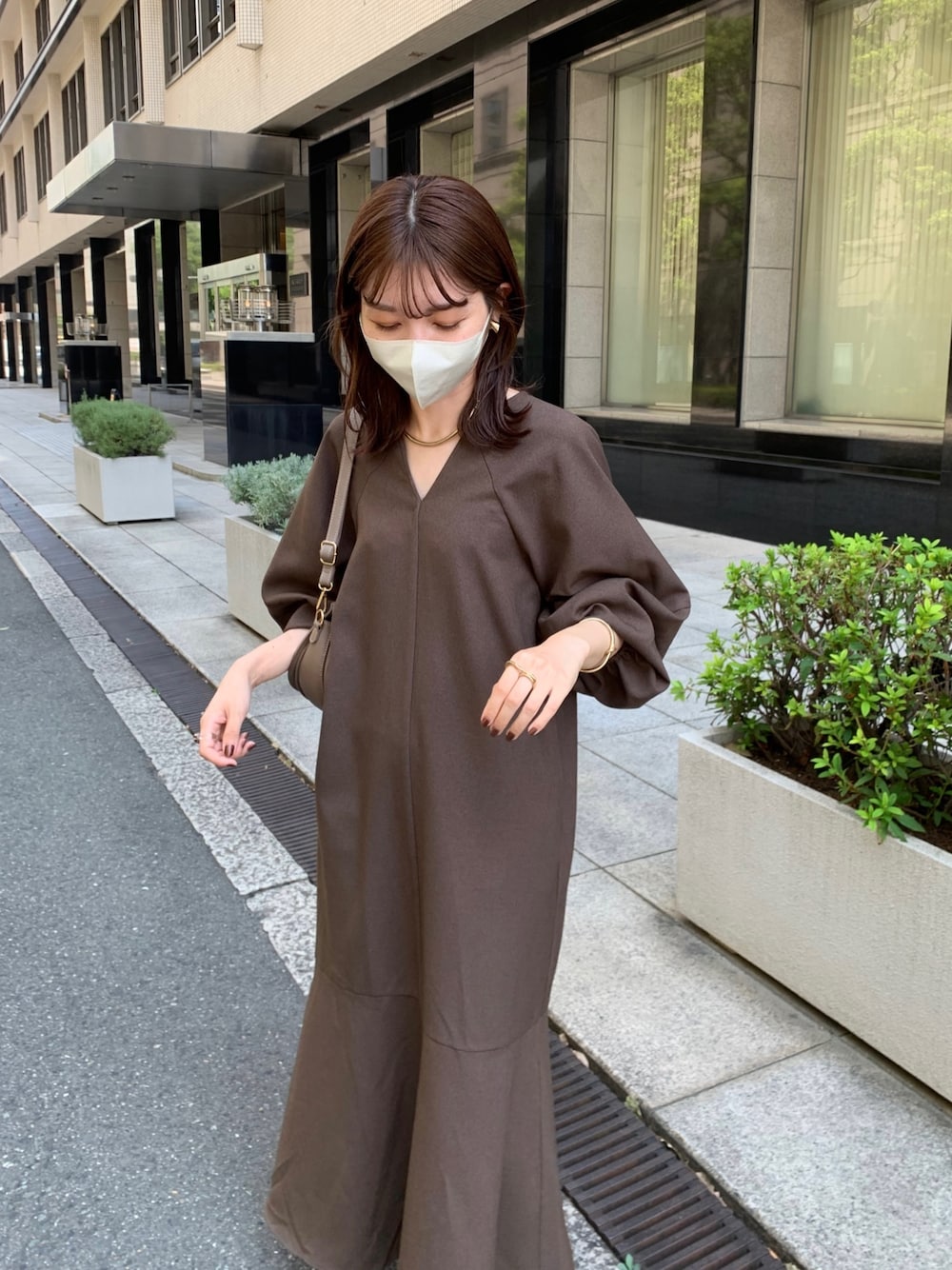 「ワンピース、パフスリーブ、ボリューム袖、大人カジュアル、秋服準備はじめました、ブラウン、休日スタイル、ラクチンコーデ、シンプルコーデ、マーメイドワンピース、ロングワンピース」｜「CAPRICIEUX LE'MAGEのパフマーメイドワンピース（ワンピース、ブラウン系）」を使った、mana_lemageさん（レディース・161cm）の夏コーディネートの4枚目の写真