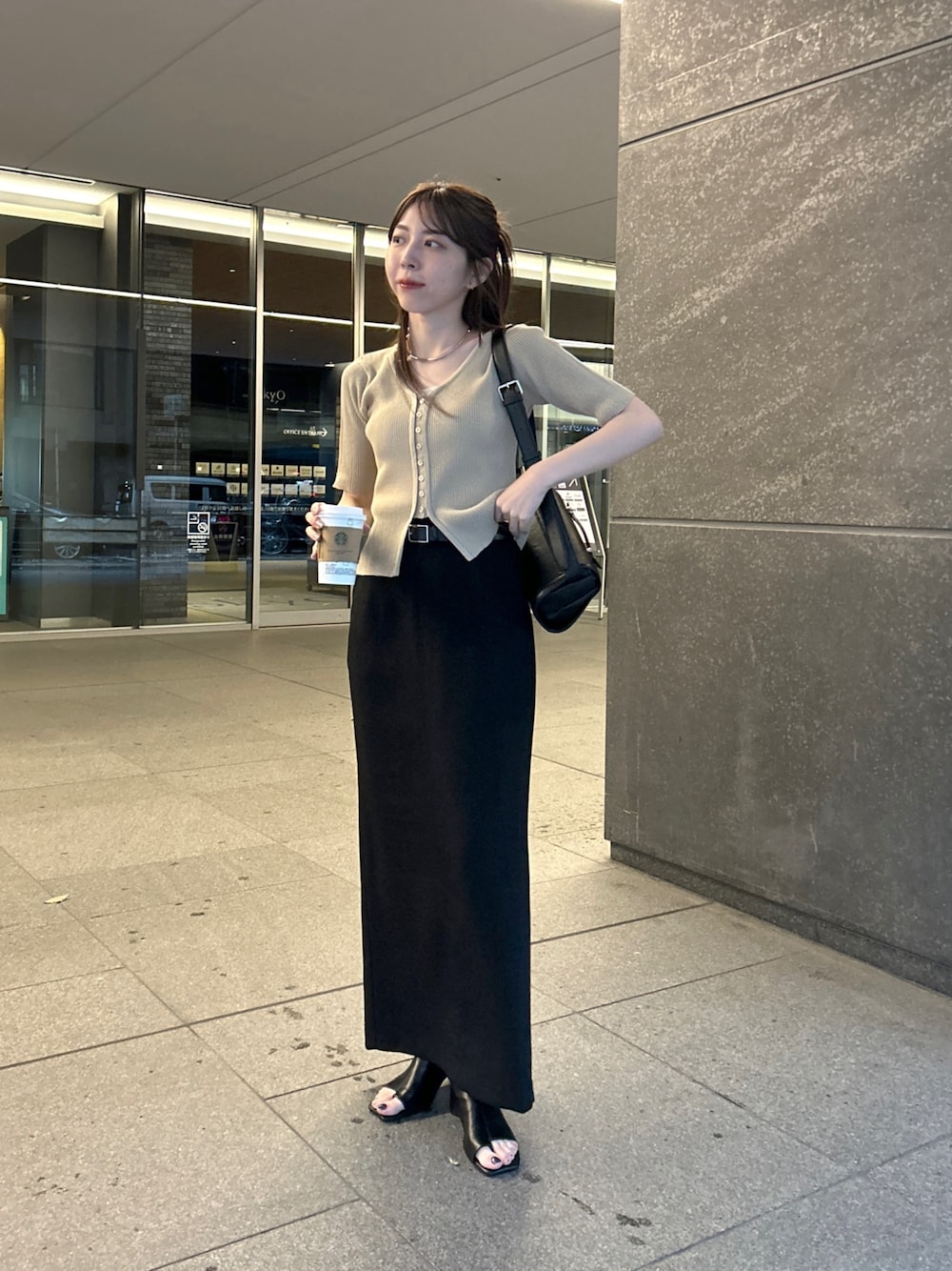 「カーディガン、タイトスカート、大人カジュアル、きれいめカジュアル、休日スタイル、お出かけコーデ、韓国ファッション、春コーデ、春服、シンプルコーデ」｜「CAPRICIEUX LE'MAGEの2WAY前立てボタンカーディガン（カーディガン/ボレロ、ベージュ系）」を使った、mana_lemageさん（レディース・161cm）の春コーディネートの1枚目の写真
