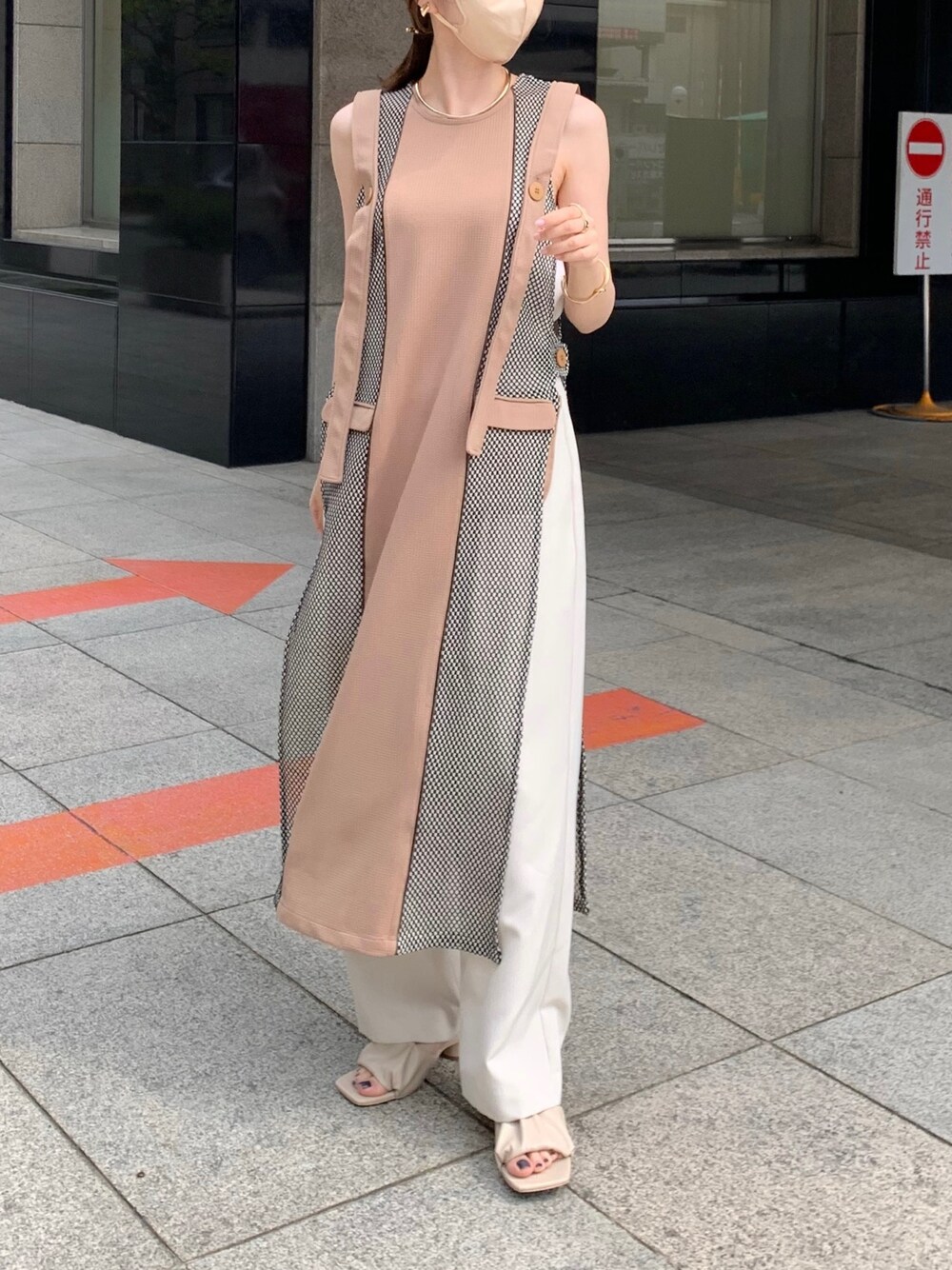 ベージュ系のワンピース、ホワイト系のその他パンツ、ホワイト系のサンダルを着用したレディースの春コーディネートの2枚目の写真