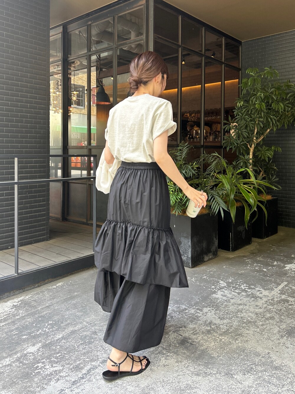 「初夏コーデ、モノトーン、休日スタイル、シンプルコーデ、お出かけコーデ、ティアードスカート、アシメ、Tシャツ、ロゴT、夏コーデ、大人カジュアル、オトナ女子」｜「CAPRICIEUX LE'MAGEの1ポイントLEMAGE Tシャツ（Tシャツ/カットソー、ベージュ系）」を使った、mana_lemageさん（レディース・161cm）の夏コーディネートの3枚目の写真