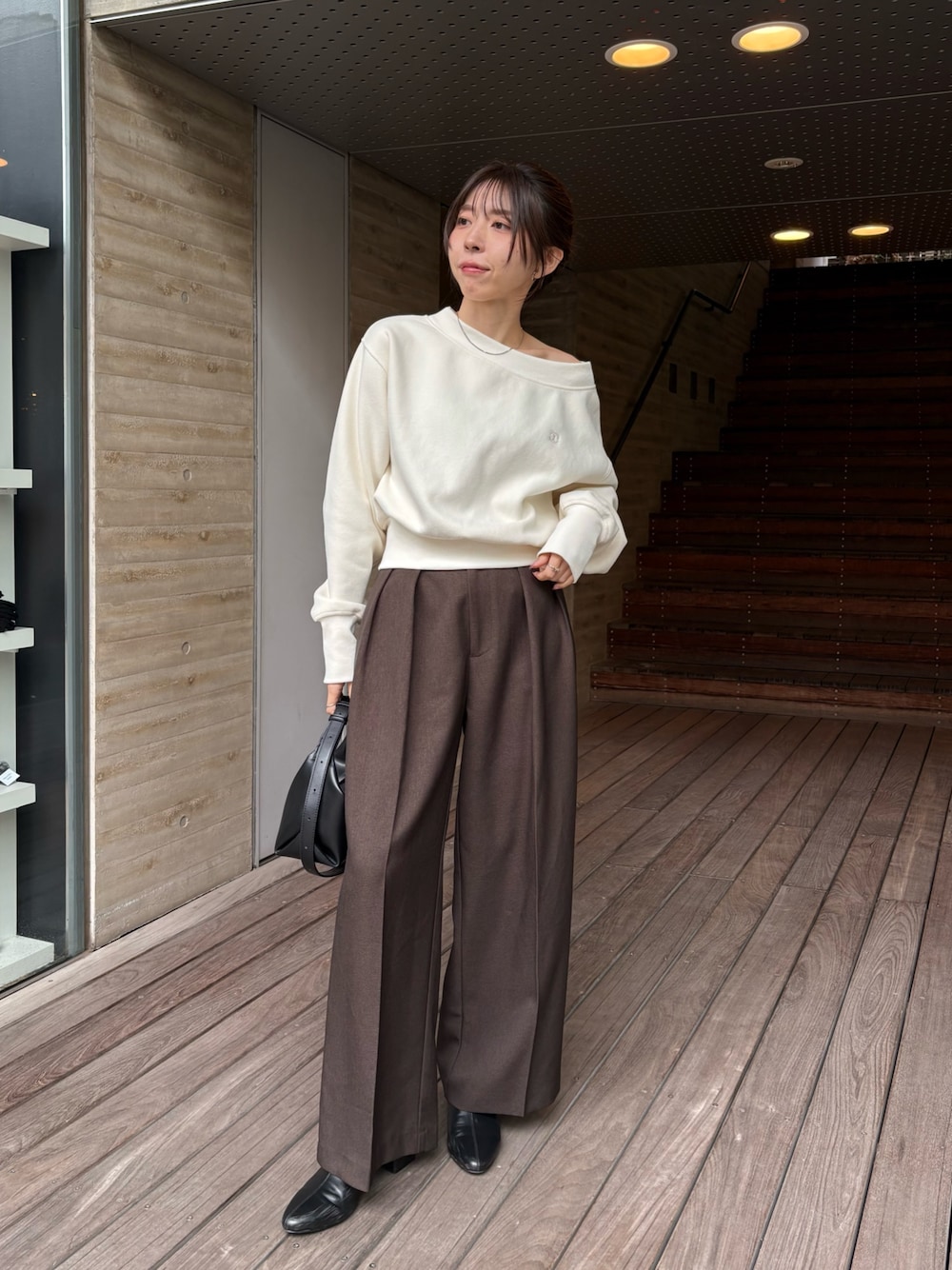 ホワイト系のTシャツ/カットソー、ブラック系のショルダーバッグ、ブラウン系のその他パンツを着用したレディースの秋コーディネートの1枚目の写真