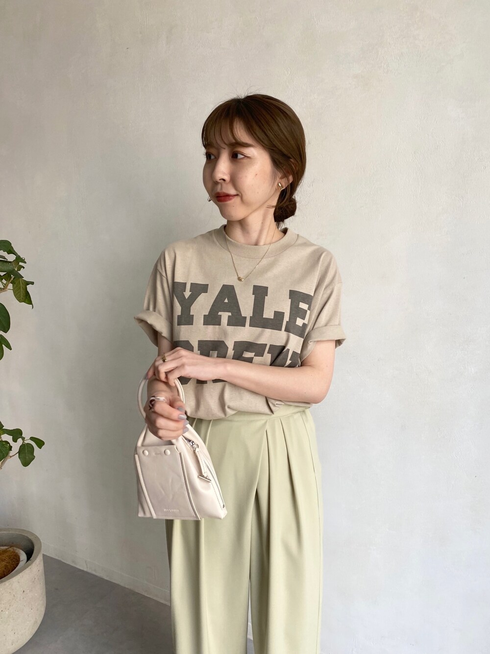 ベージュ系のTシャツ/カットソー、グリーン系のその他パンツ、ホワイト系のその他シューズを着用したレディースの春コーディネートの3枚目の写真