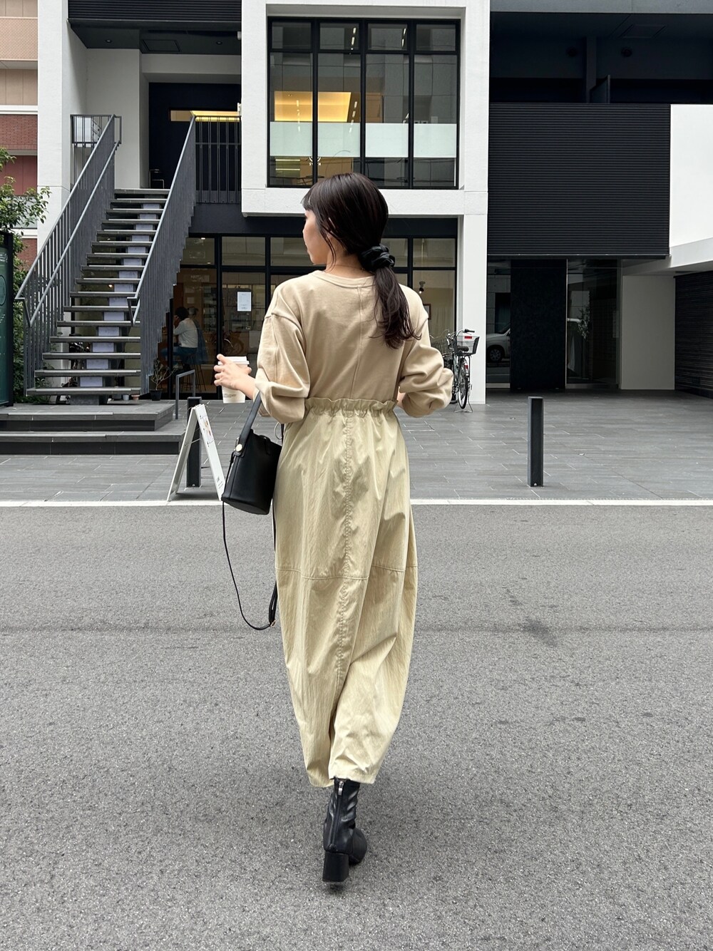 「きれいめカジュアル、淡色コーデ、ワンピース、お出かけコーデ、ドッキングワンピ、ワントーンコーデ、オトナ女子、大人カジュアル、秋コーデ、休日スタイル」｜「CAPRICIEUX LE'MAGEのドッキングドロストワンピース（ワンピース、ベージュ系）」を使った、mana_lemageさん（レディース・161cm）の秋コーディネートの3枚目の写真