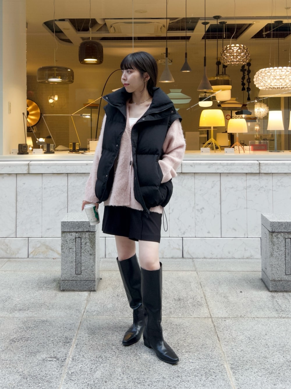 「ベスト、冬コーデ、お出かけコーデ、冬アウター、韓国ファッション、ニット、ハーフパンツ、ロングブーツ、ピンク、大人カジュアル、オトナ女子」｜「CAPRICIEUX LE'MAGEの【セットアップ対応】ジャケット風カーディガン（カーディガン/ボレロ、ピンク系）」を使った、mana_lemageさん（レディース・161cm）の秋コーディネートの1枚目の写真