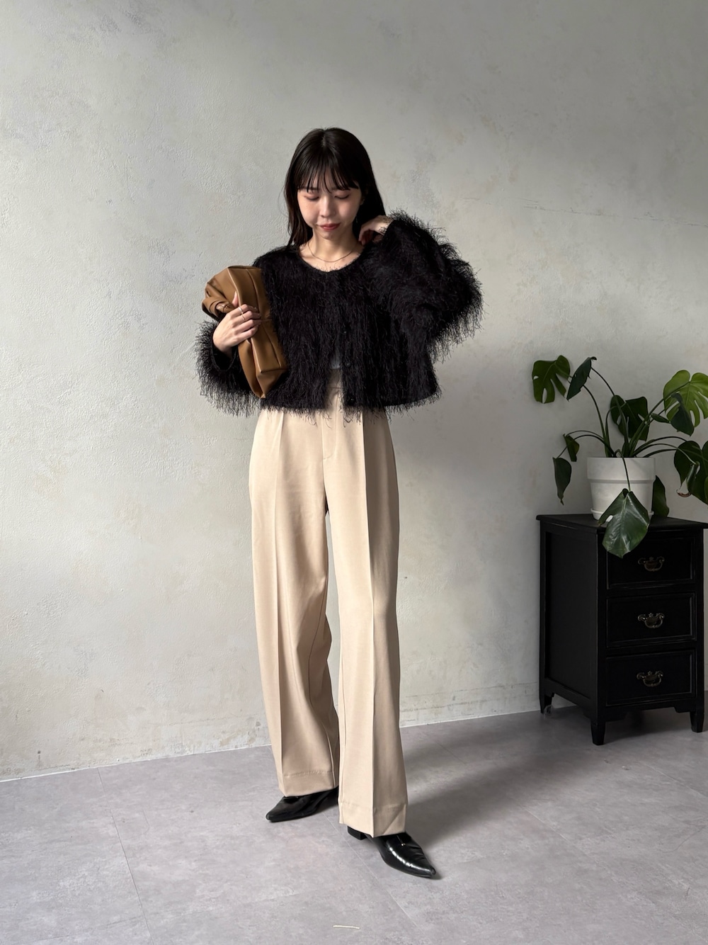 「お出かけコーデ、きれいめカジュアル、大人カジュアル、フリンジ、カーディガン、タックパンツ、ストレートパンツ、春コーデ、休日スタイル、スラックス」｜「CAPRICIEUX LE'MAGEの2WAYフリンジプルオーバー（ニット/セーター、ブラック系）」を使った、mana_lemageさん（レディース・161cm）の冬コーディネートの1枚目の写真