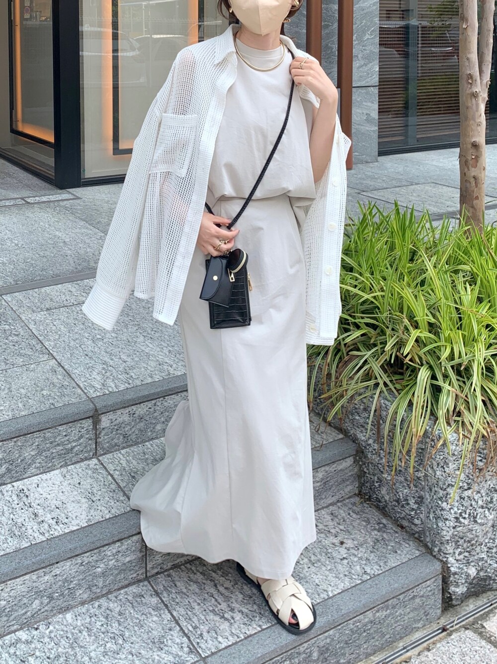 ホワイト系のシャツ/ブラウス、ブラック系のショルダーバッグ、ベージュ系のワンピースを着用したレディースの夏コーディネートの2枚目の写真