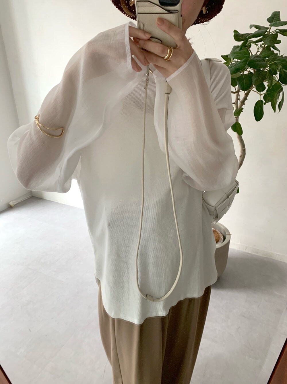 「シアートップス、シースルー、オーバーサイズ、ロンT、ゆるコーデ、ラフコーデ、韓国ファッション、白Tシャツ、バケットハット、リラックススタイル、オトナカジュアル、オトナ女子、淡色コーデ」｜「CAPRICIEUX LE'MAGEのメッシュミニバッグ（ボディバッグ/ウエストポーチ、ホワイト系）」を使った、mana_lemageさん（レディース・161cm）の春コーディネートの4枚目の写真