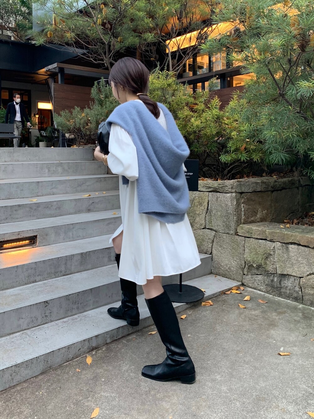 「スクエアトゥ、モード、ロングブーツ、ホワイトコーデ、クリスマスに着たい服、レイヤードスタイル、マイベストコーデ2022、休日スタイル、韓国ファッション、ミニワンピ、シャツワンピ、肩掛け、パフスリーブ、ボリューム袖、モノトーン」｜「CAPRICIEUX LE'MAGEのギャザーシャツミニワンピース（ワンピース、ホワイト系）」を使った、mana_lemageさん（レディース・161cm）の冬コーディネートの3枚目の写真