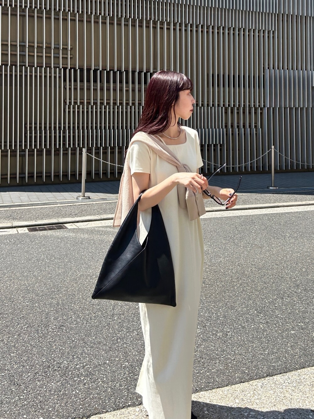 「ワンピース、レイヤードスタイル、たすき掛け、淡色コーデ、夏コーデ、ベージュ、休日スタイル、オトナ女子、大人カジュアル、ラクチンコーデ」｜「CAPRICIEUX LE'MAGEの【サイズ展開あり】スクエアネックカットワンピース（ワンピース、ホワイト系）」を使った、mana_lemageさん（レディース・161cm）の夏コーディネートの2枚目の写真