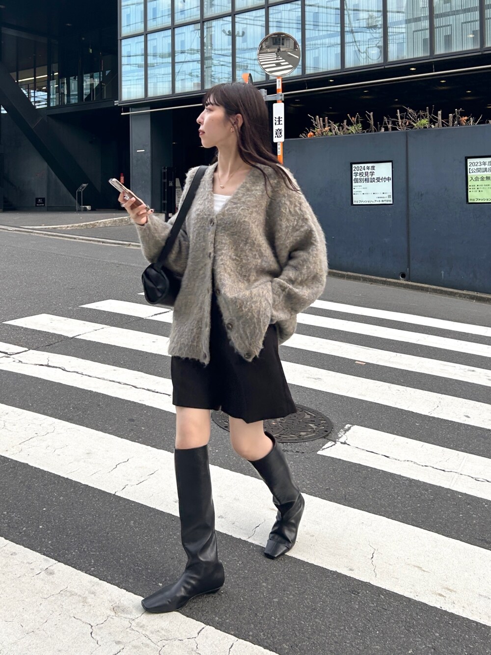 「カーティガン、ハーフパンツ、ニット、ブーツ、ロングブーツ、モノトーン、お出かけコーデ、オトナ女子、大人カジュアル、秋冬コーデ」｜「CAPRICIEUX LE'MAGEのアシメショートパンツ（その他パンツ、ブラック系）」を使った、mana_lemageさん（レディース・161cm）の秋コーディネートの1枚目の写真