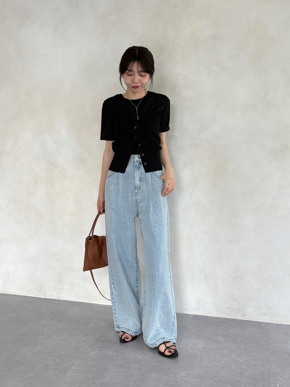「ワイドパンツ、サンダル、シアートップス、お出かけコーデ、ビスチェ、レイヤードスタイル、デニム、半袖ニット、韓国ファッション、大人カジュアル、オトナ女子」｜「CAPRICIEUX LE'MAGEのビスチェSETシアーニットプルオーバー（ニット/セーター、ブラック系）」を使った、mana_lemageさん（レディース・161cm）の春コーディネートの1枚目の写真