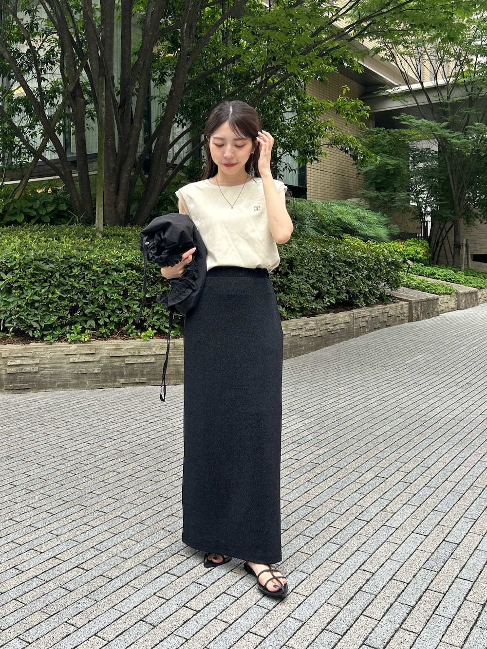 「ロゴT、Tシャツ、きれいめカジュアル、夏コーデ、さらっと晴れやかスナップ、サンダル、夏だ！Tシャツ着よう！、お出かけコーデ、大人カジュアル、オトナ女子、ラメ、タイトスカート」｜「CAPRICIEUX LE'MAGEの1ポイントノースリーブTシャツ（Tシャツ/カットソー、ベージュ系）」を使った、mana_lemageさん（レディース・161cm）の夏コーディネートの1枚目の写真